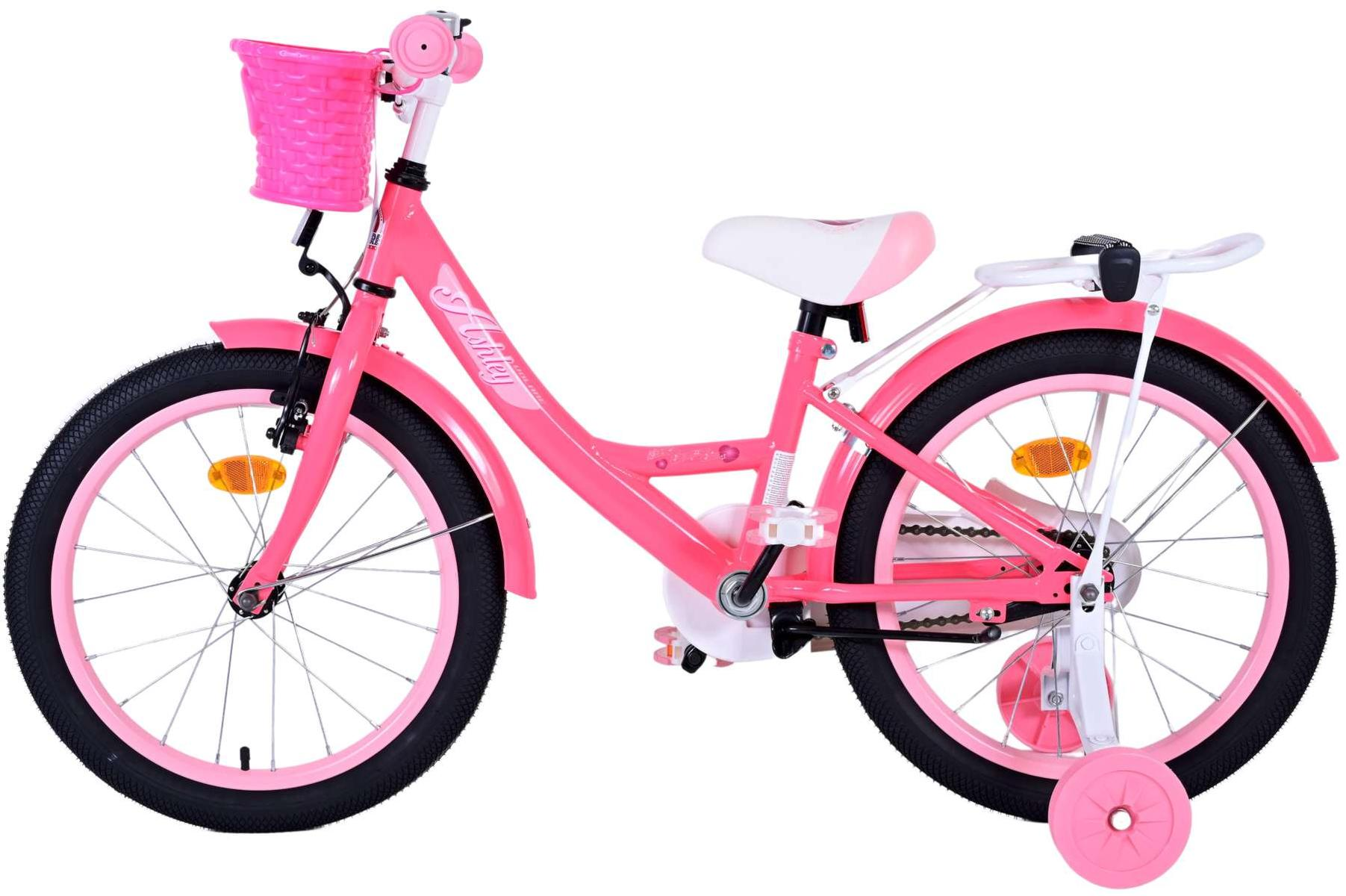 Rosa Fahrrad mit Korb und Stützrädern. Weißer Sitz und schwarze Reifen.