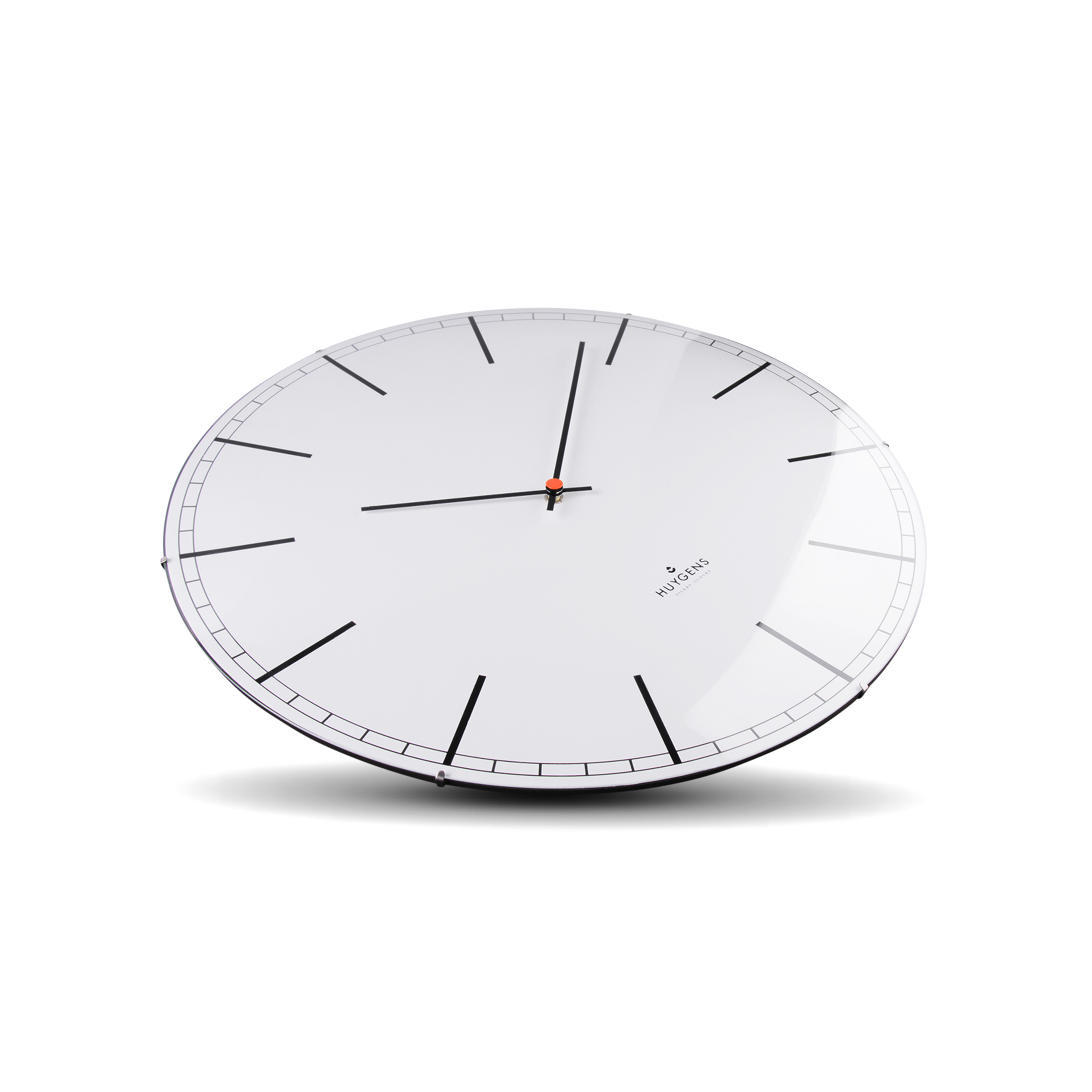Eine weiße Uhr mit schwarzen Markierungen, mit schwarzen Zeigern, die auf 10:10 zeigen, auf weißem Hintergrund.