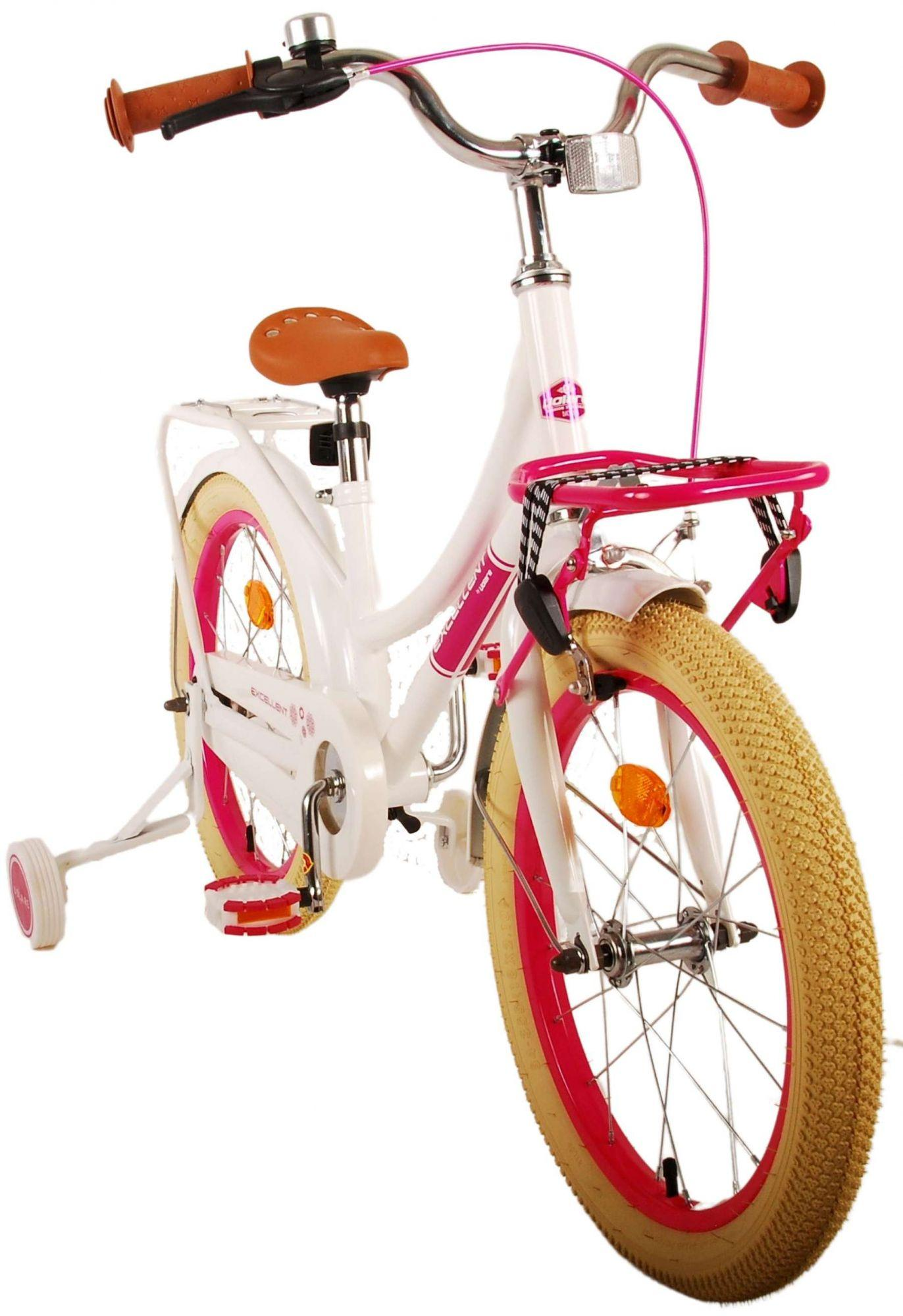 Ein weißes Kinderfahrrad mit rosa Akzenten und Stützrädern, aus einem niedrigen Winkel von vorne gezeigt.