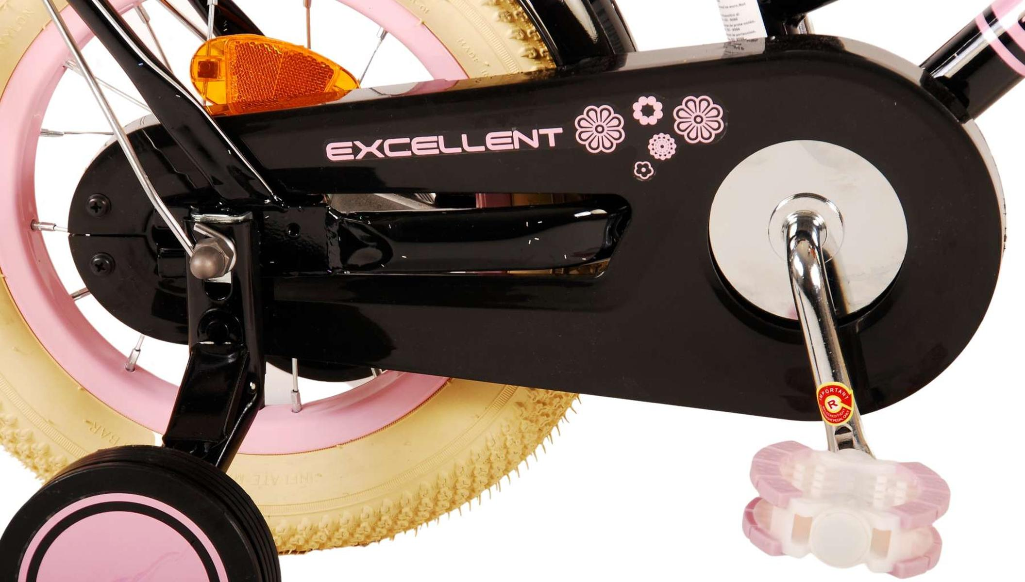 Nahaufnahme eines schwarz-rosa Kinderfahrrads, das Kettenschutz, Pedal und Rad zeigt.