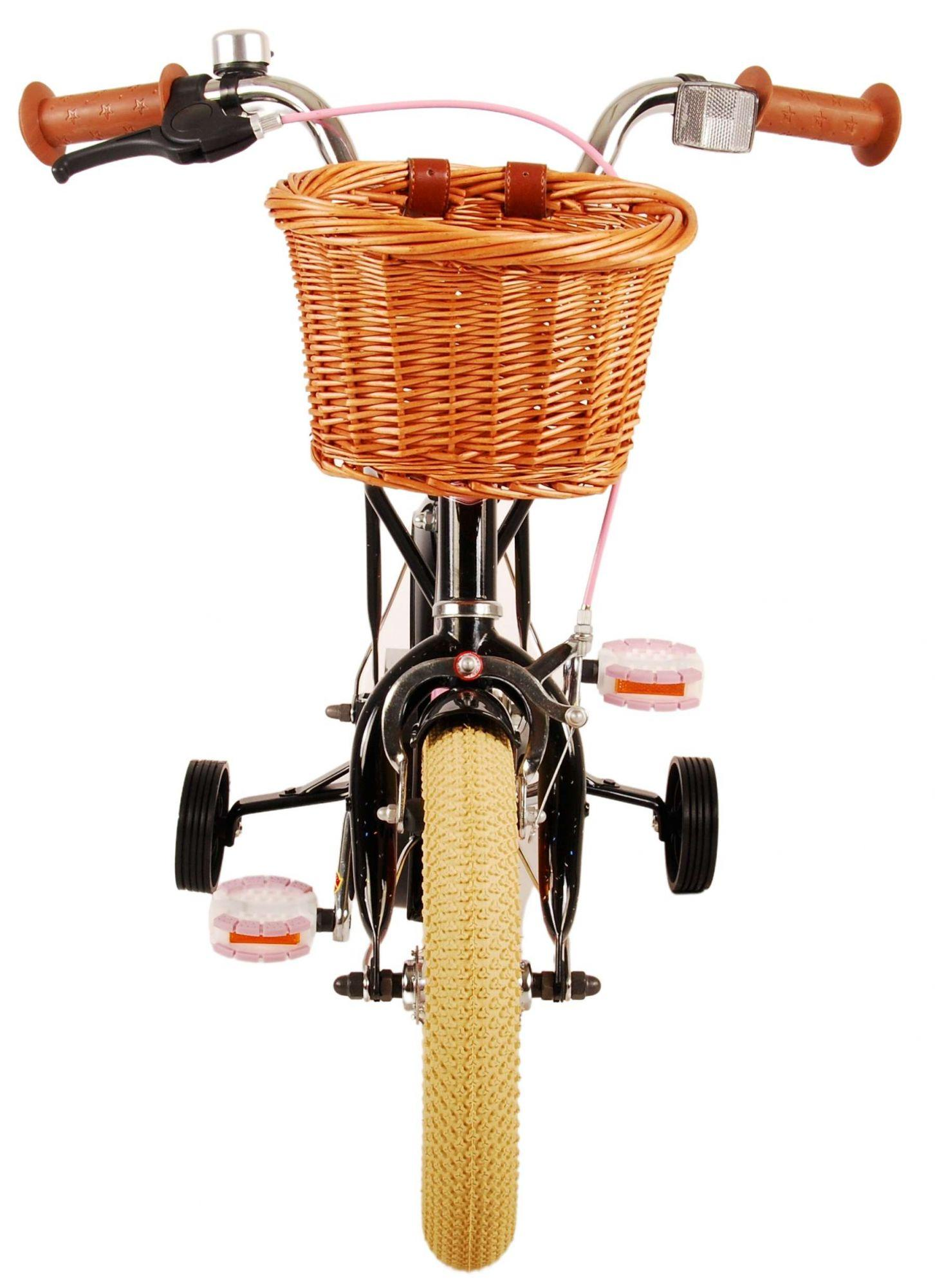 Kinderfahrrad. Schwarzer Rahmen, brauner Korb und Stützräder. Von vorne gesehen.