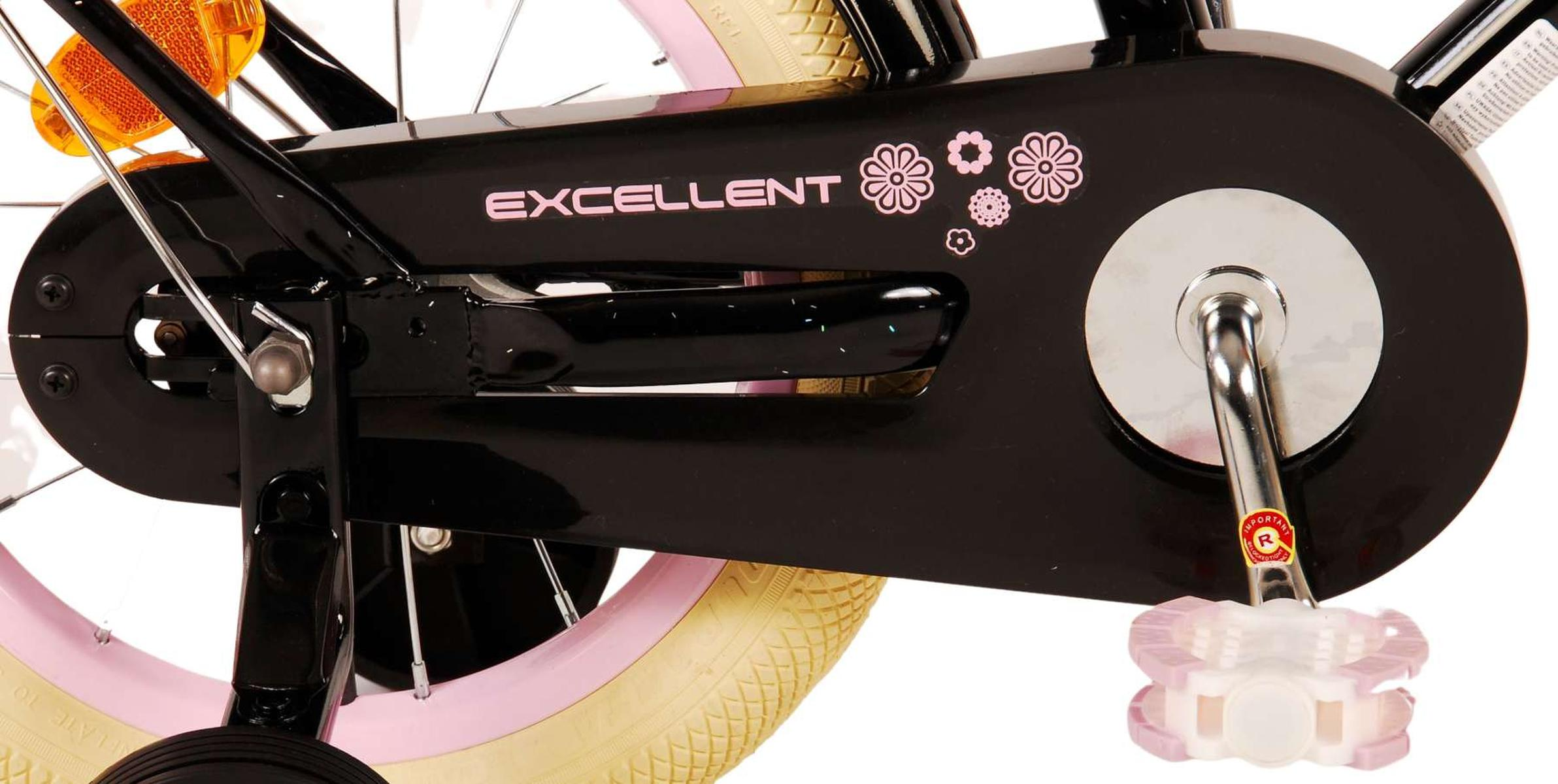 Schwarzes Fahrrad mit schwarzem Kettenschutz mit Blumen und dem Wort Excellent. Rosa Reifen und Pedale.