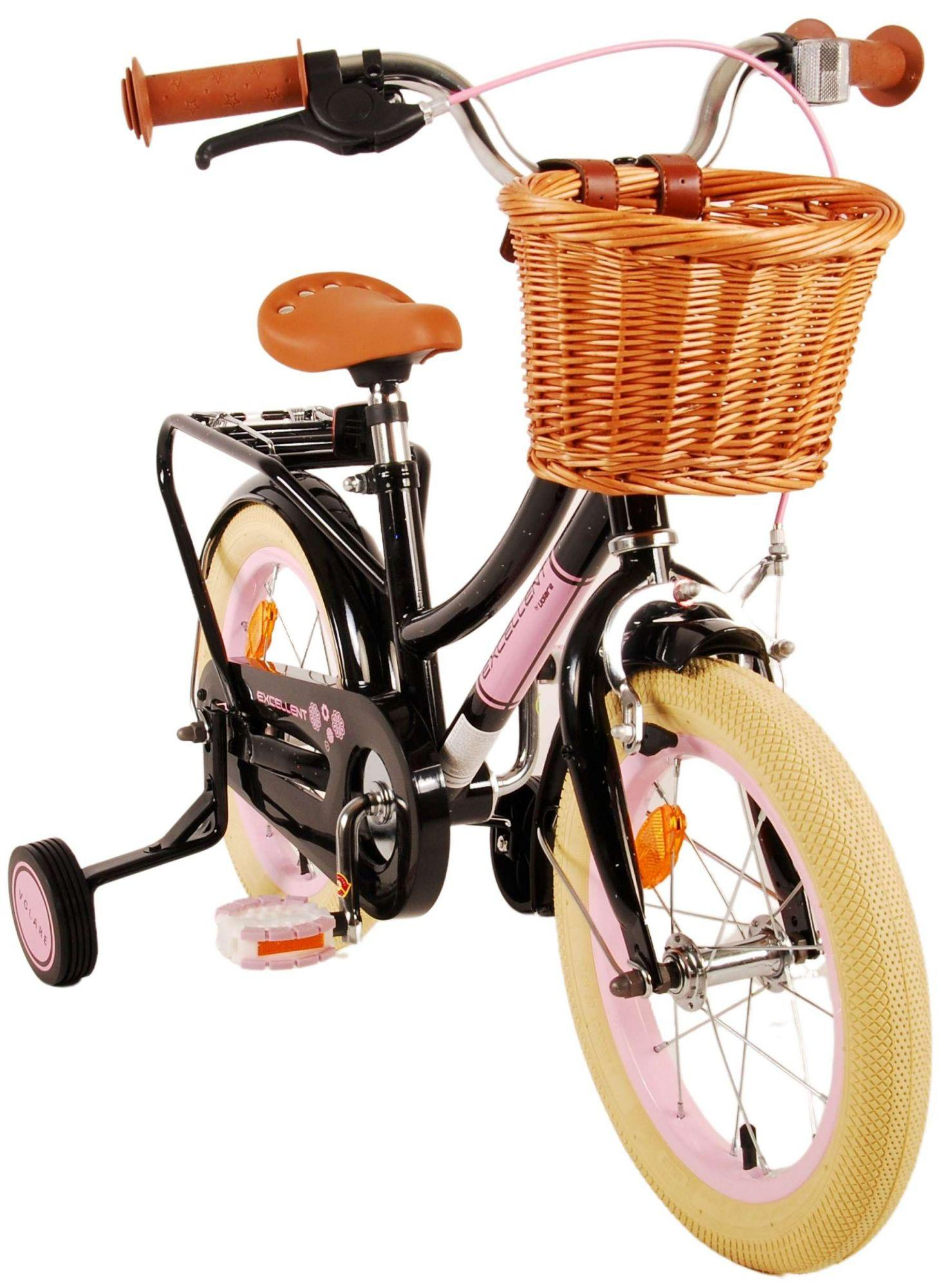 Schwarzes Fahrrad mit Weidenkorb, braunem Sitz und Griffen, rosa Rädern mit Stützrädern.