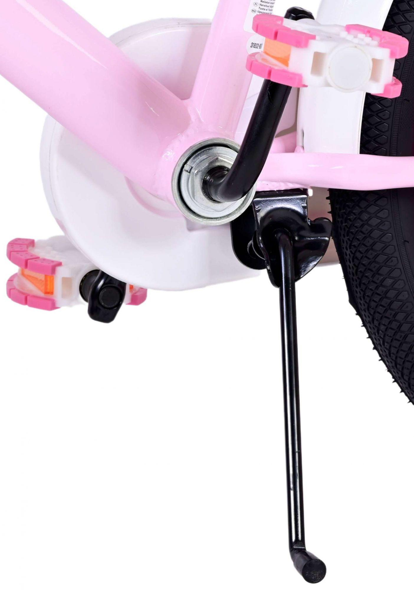 Nahaufnahme von Fahrradpedalen, Rahmen und Ständer, alles in Pink und Schwarz.