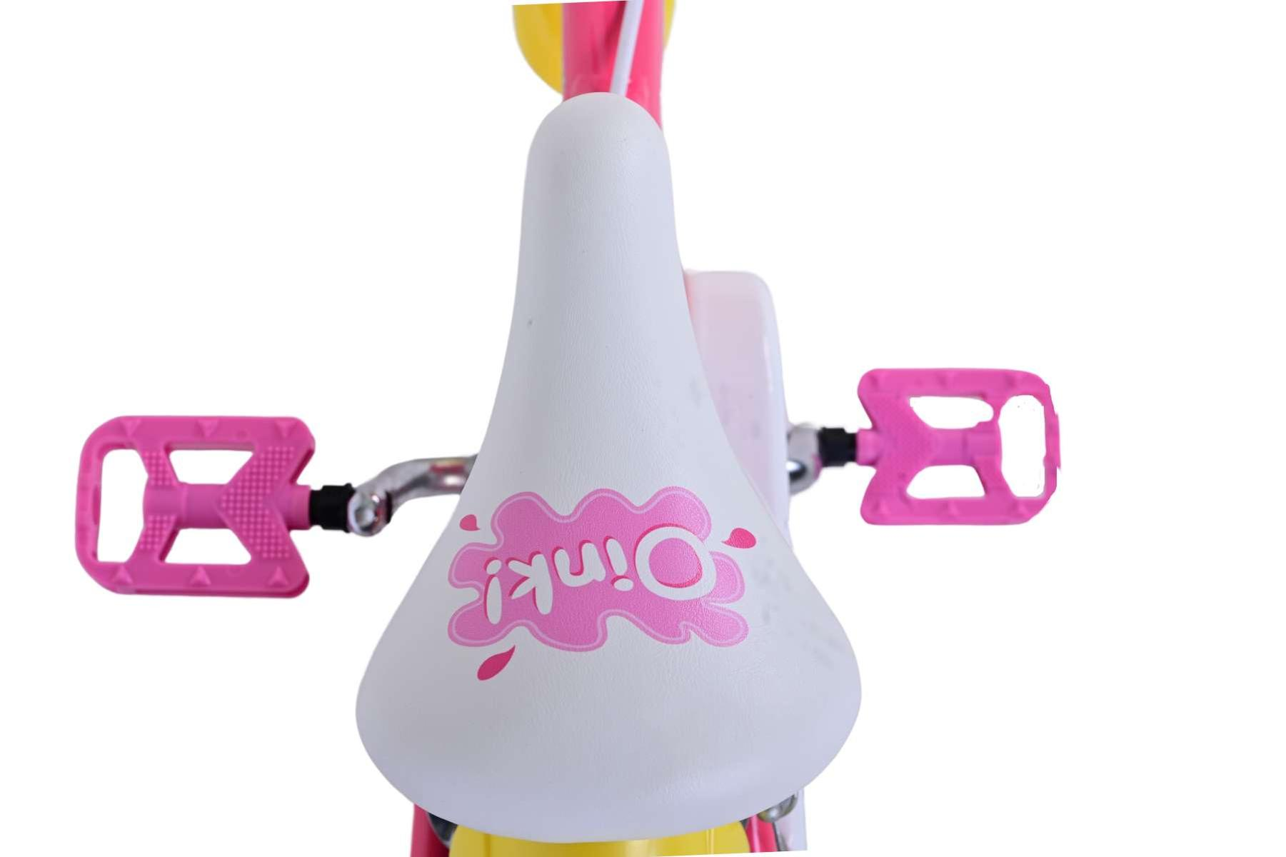 Nahaufnahme eines rosa Fahrradsattels mit dem Wort "Oink!" und rosa Pedalen.