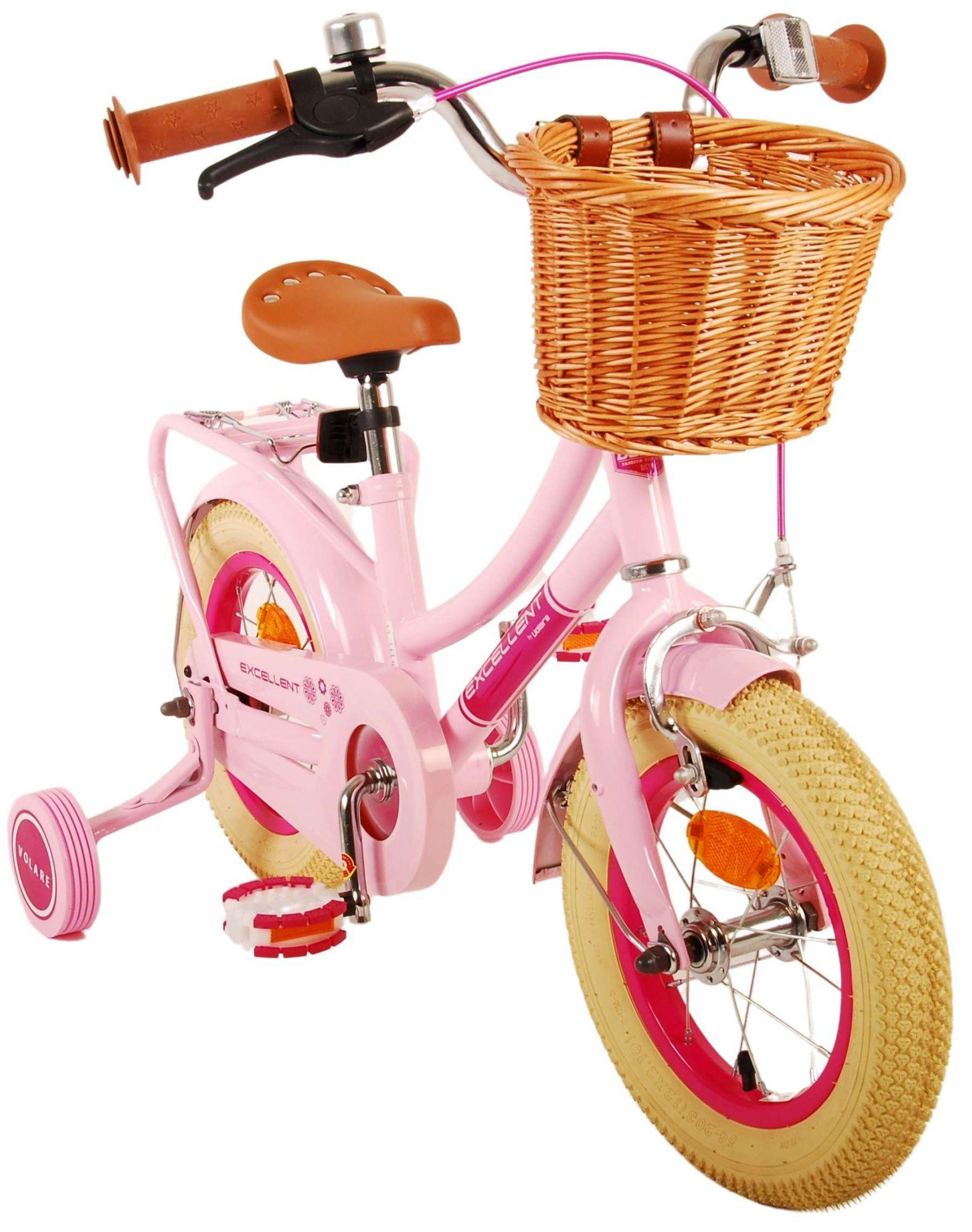 Rosa Fahrrad mit Weidenkorb und Stützrädern. Es hat beige Reifen und einen Sitz.