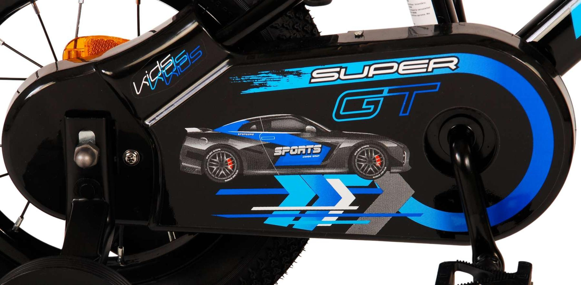 Nahaufnahme des Kettenschutzes eines Fahrrads mit einem Rennwagengrafik und dem Schriftzug 'SUPER GT'.