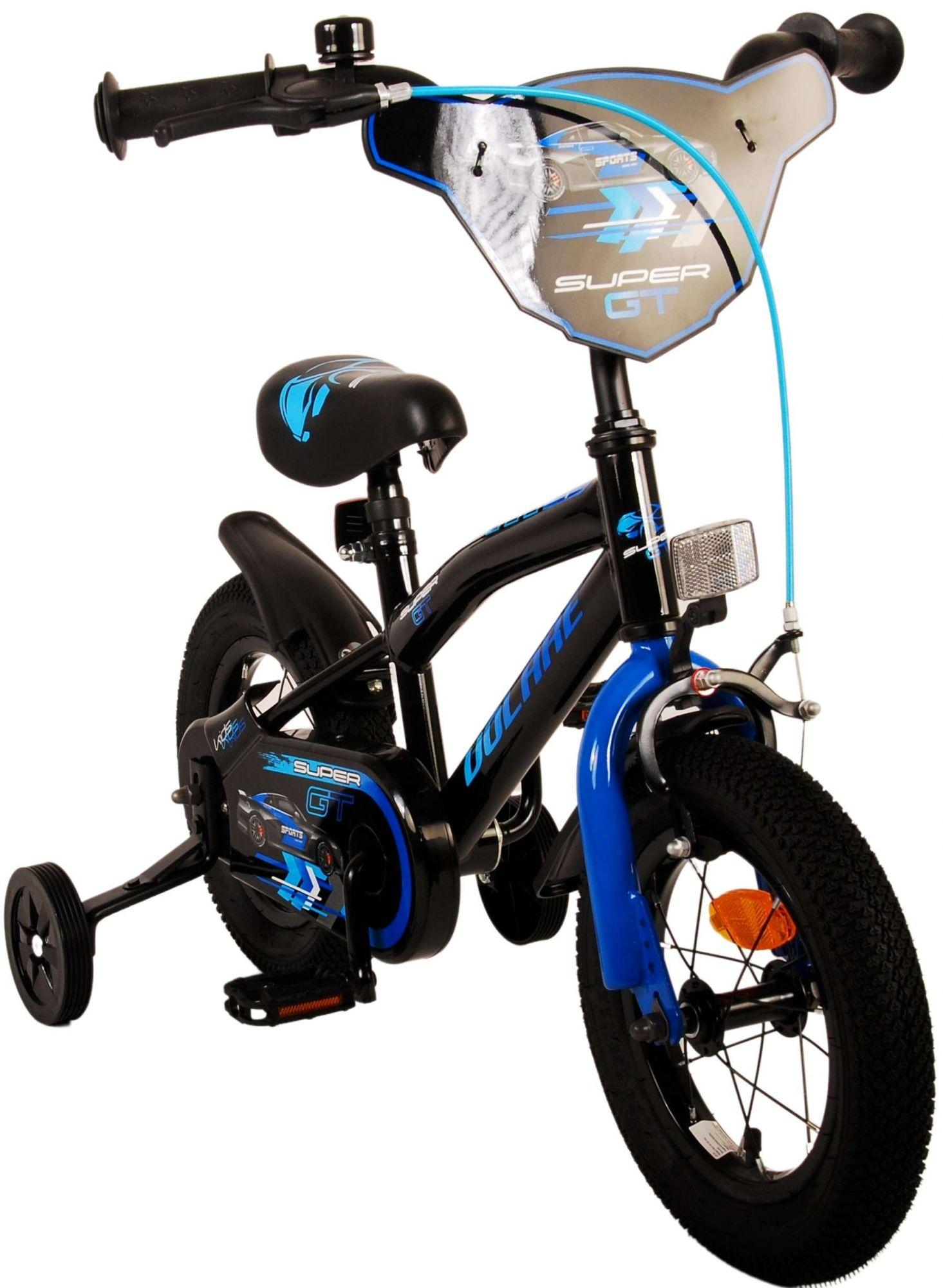 Schwarz-blaues Fahrrad mit Stützrädern, Korb und blauem Lenker, vor weißem Hintergrund.