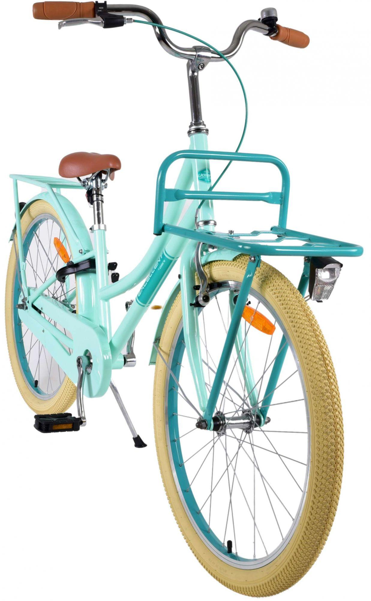 Minzgrünes Fahrrad mit braunem Sattel und Korb. Reifen sind beige. Hat einen Frontkorb.