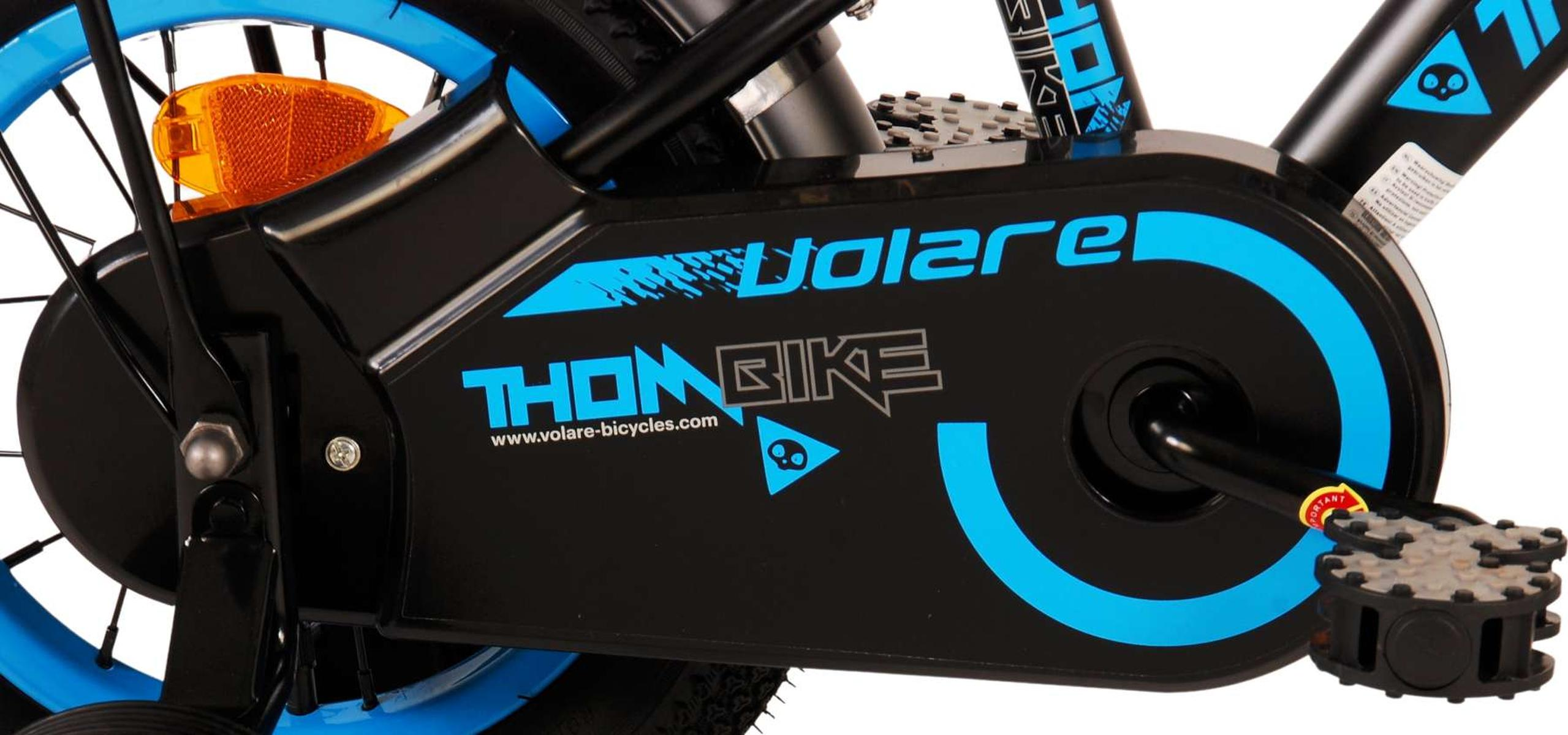 Protezione catena bici nera con dettagli blu, testo bianco e pedale nero.