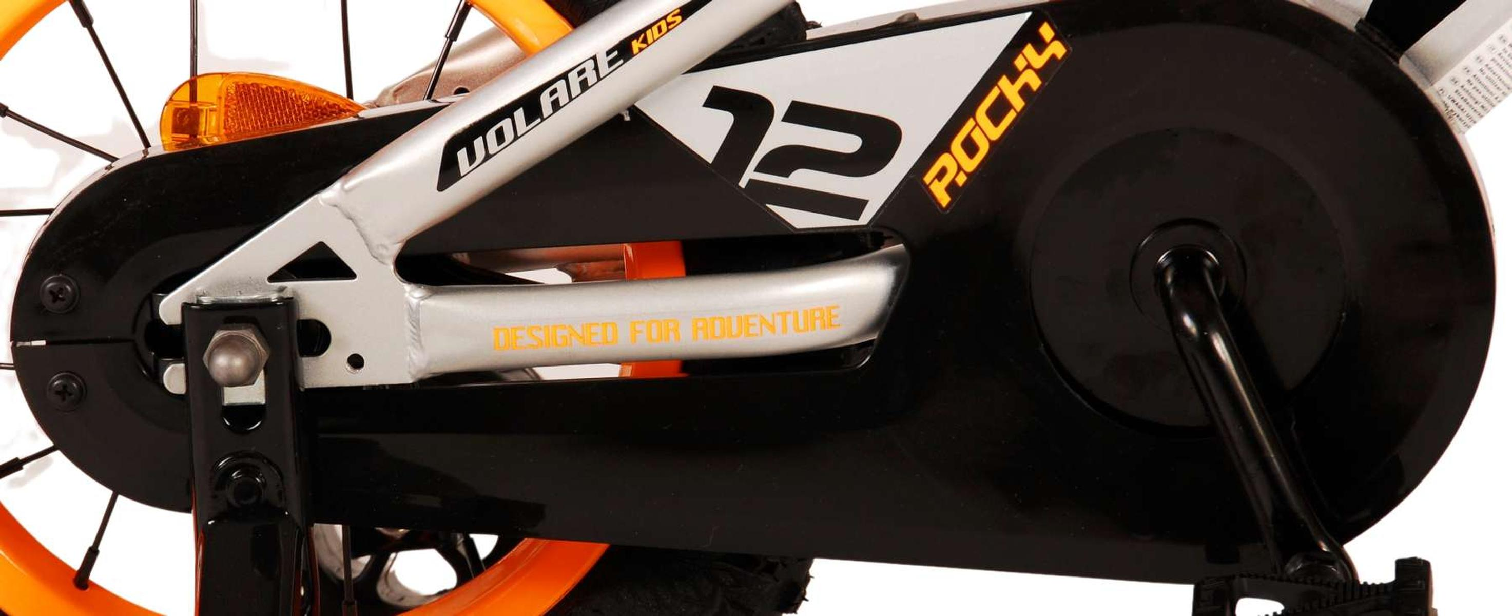 Nahaufnahme eines Fahrrads mit einem schwarz-orangen Kettenschutz. Text beinhaltet 'Rocky' und '72'.