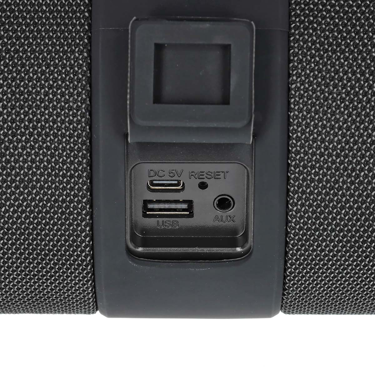 Gros plan sur un port de haut-parleur noir avec ports USB, AUX et DC 5V RESET.