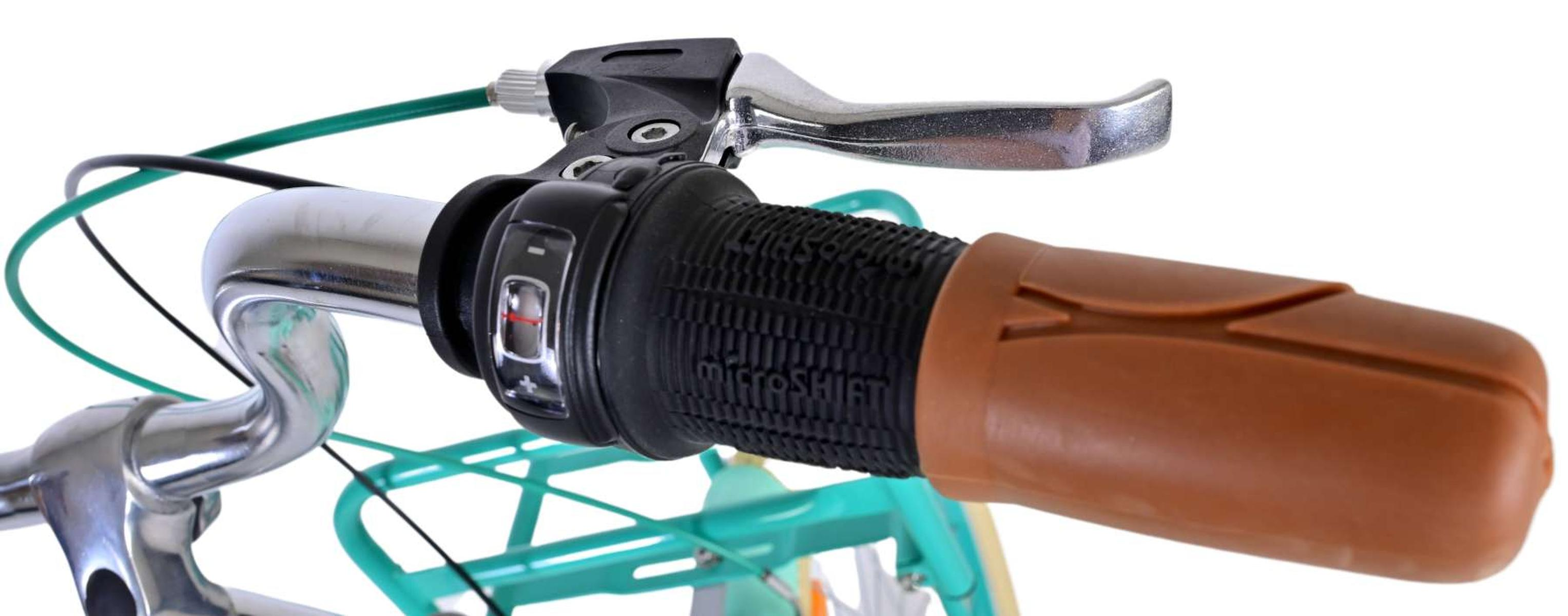 Detail des Fahrradlenkergriffs. Schwarzer und brauner Griff mit MicroShift-Logo.