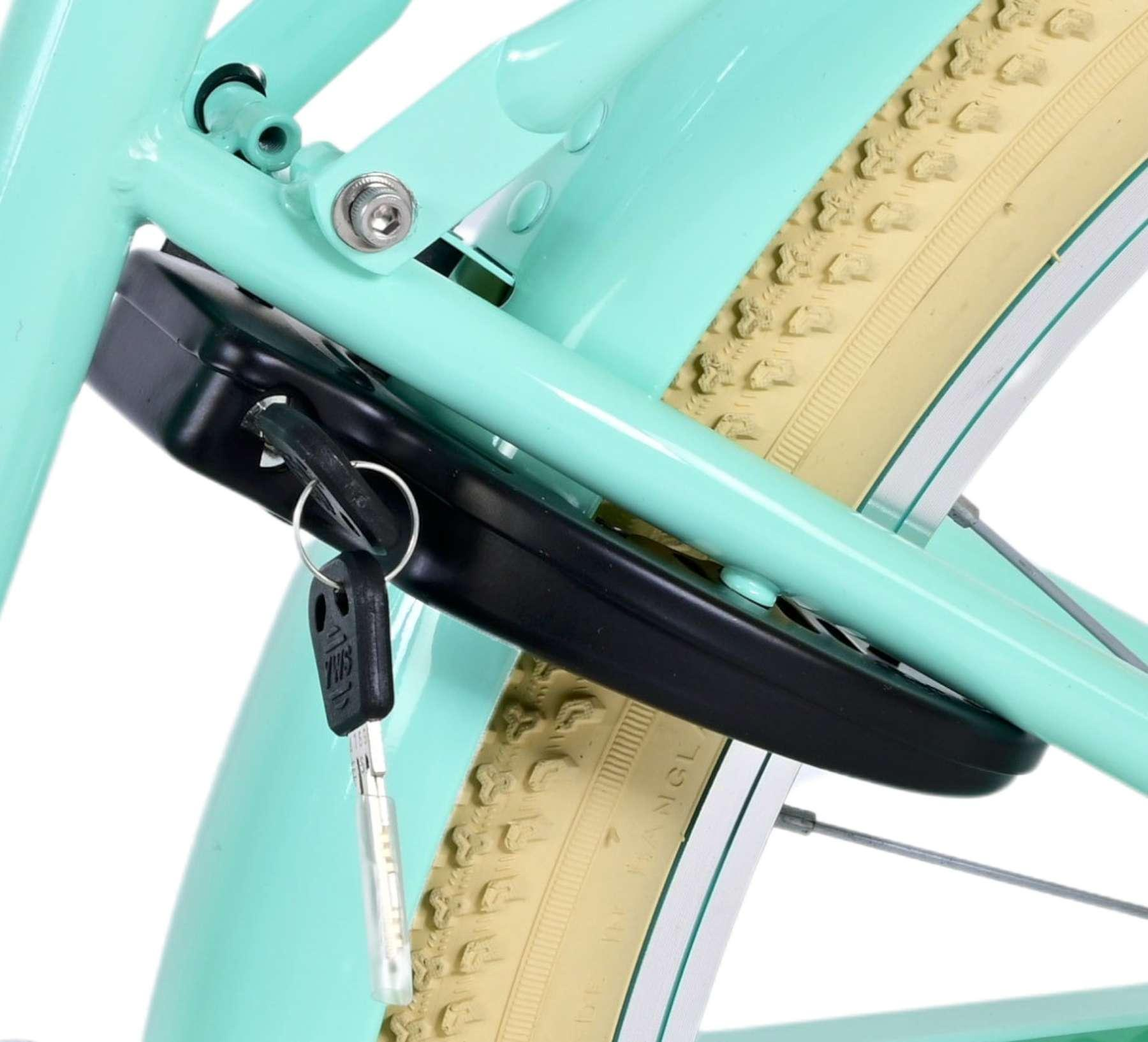 Ein Fahrradschloss an einem mintgrünen Fahrradrahmen befestigt. Der Hintergrund ist weiß.
