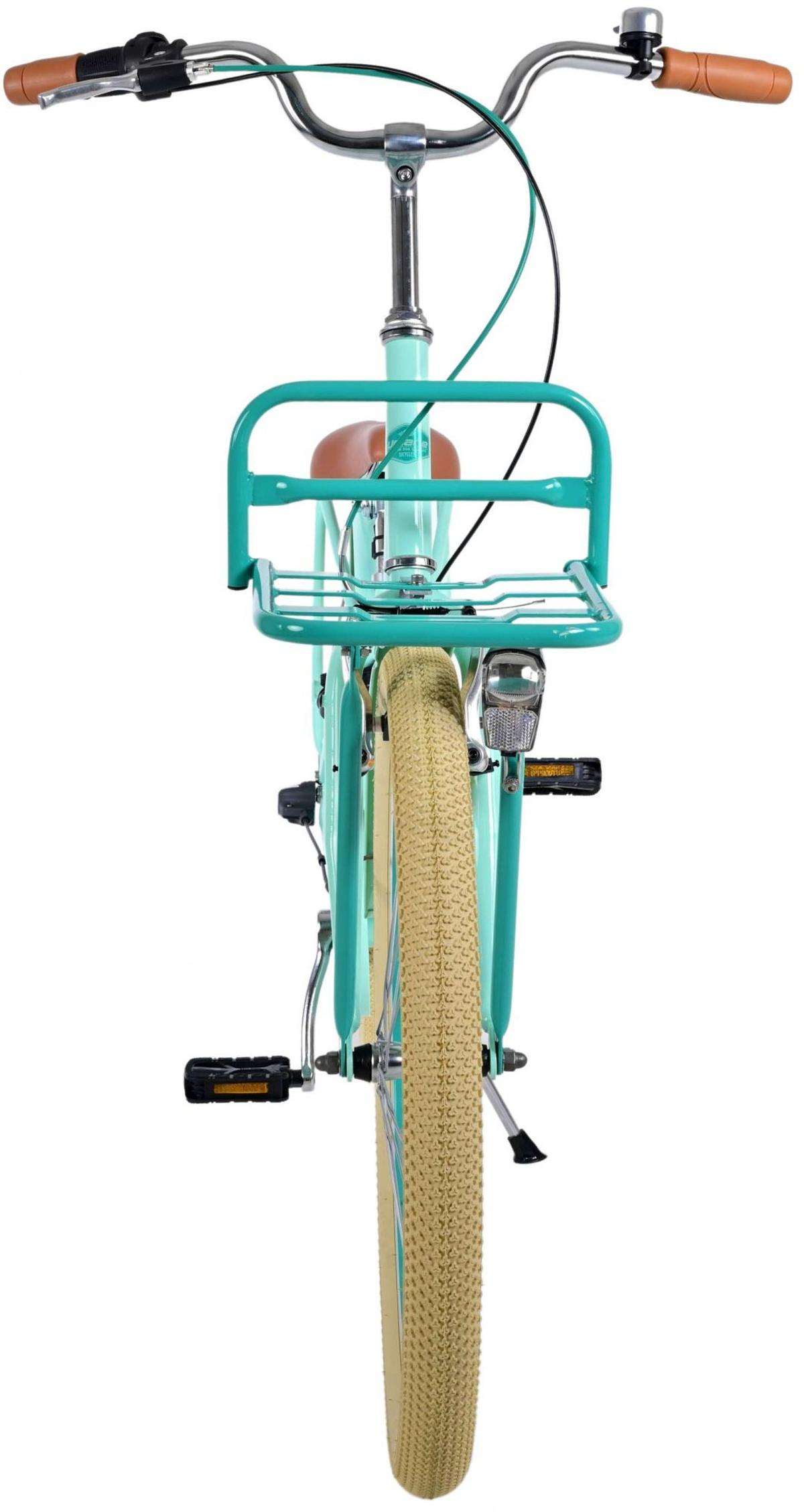 Ein grünes Fahrrad mit Korb und braunem Sattel. Das Fahrrad ist von vorne zu sehen.