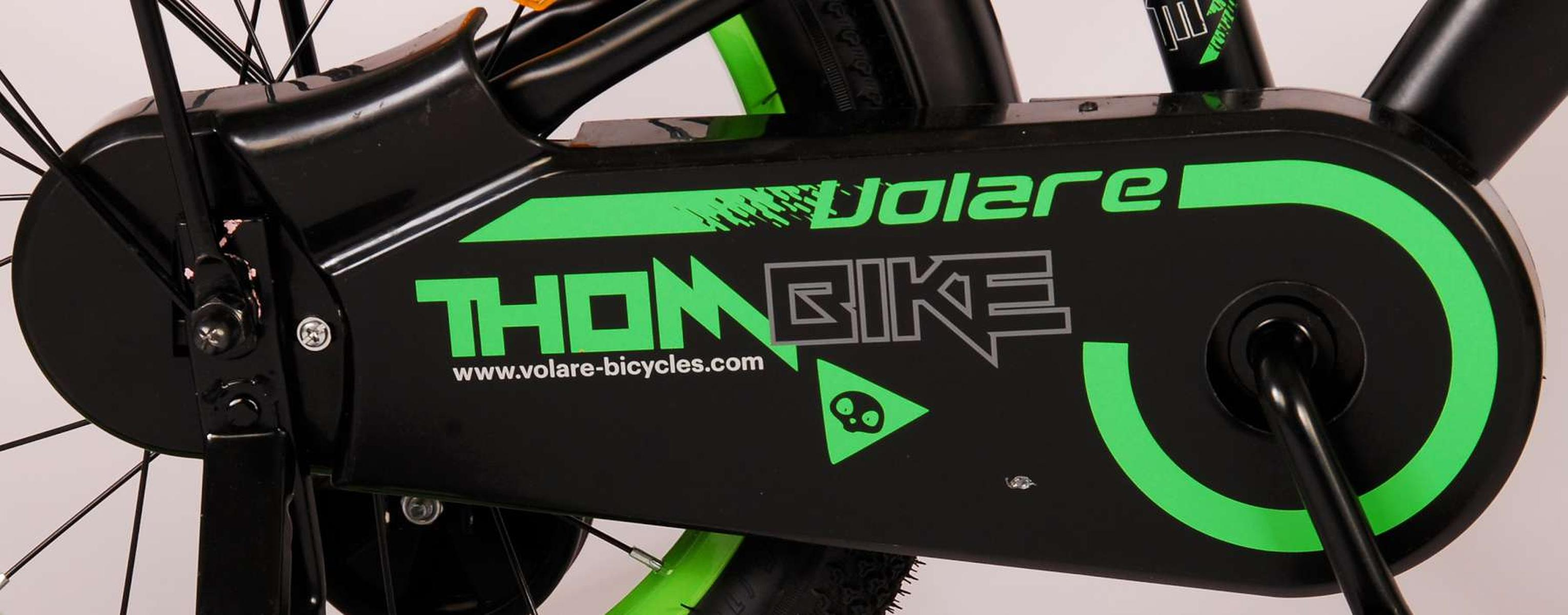 Schwarzer Fahrradkettenschutz mit grünen Akzenten. Volare Bike und Thom Bike Logos.