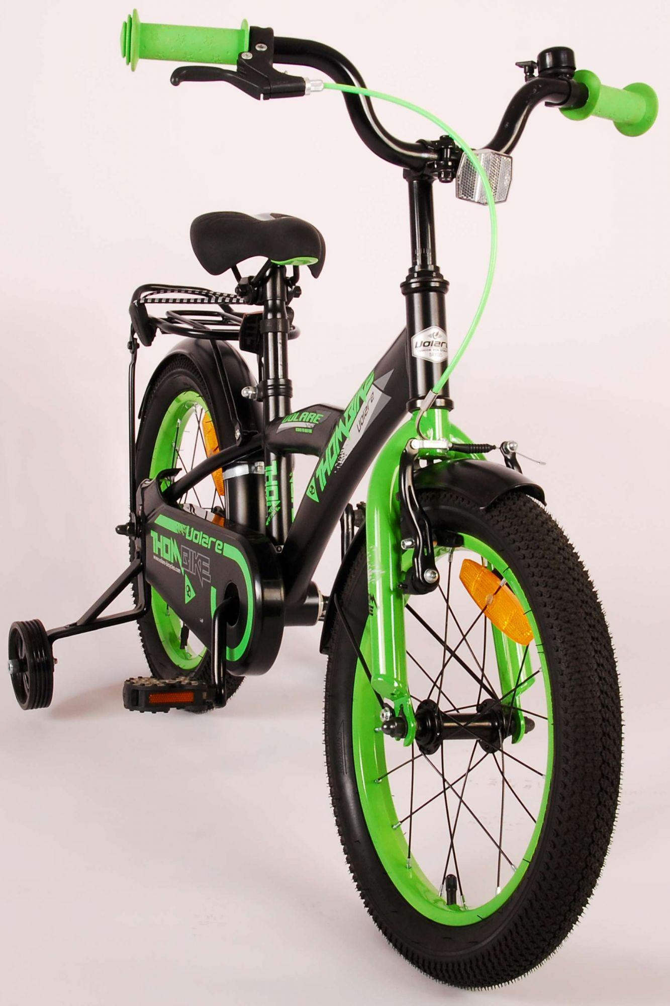 Schwarz-grünes Fahrrad mit Stützrädern, weißer Hintergrund.