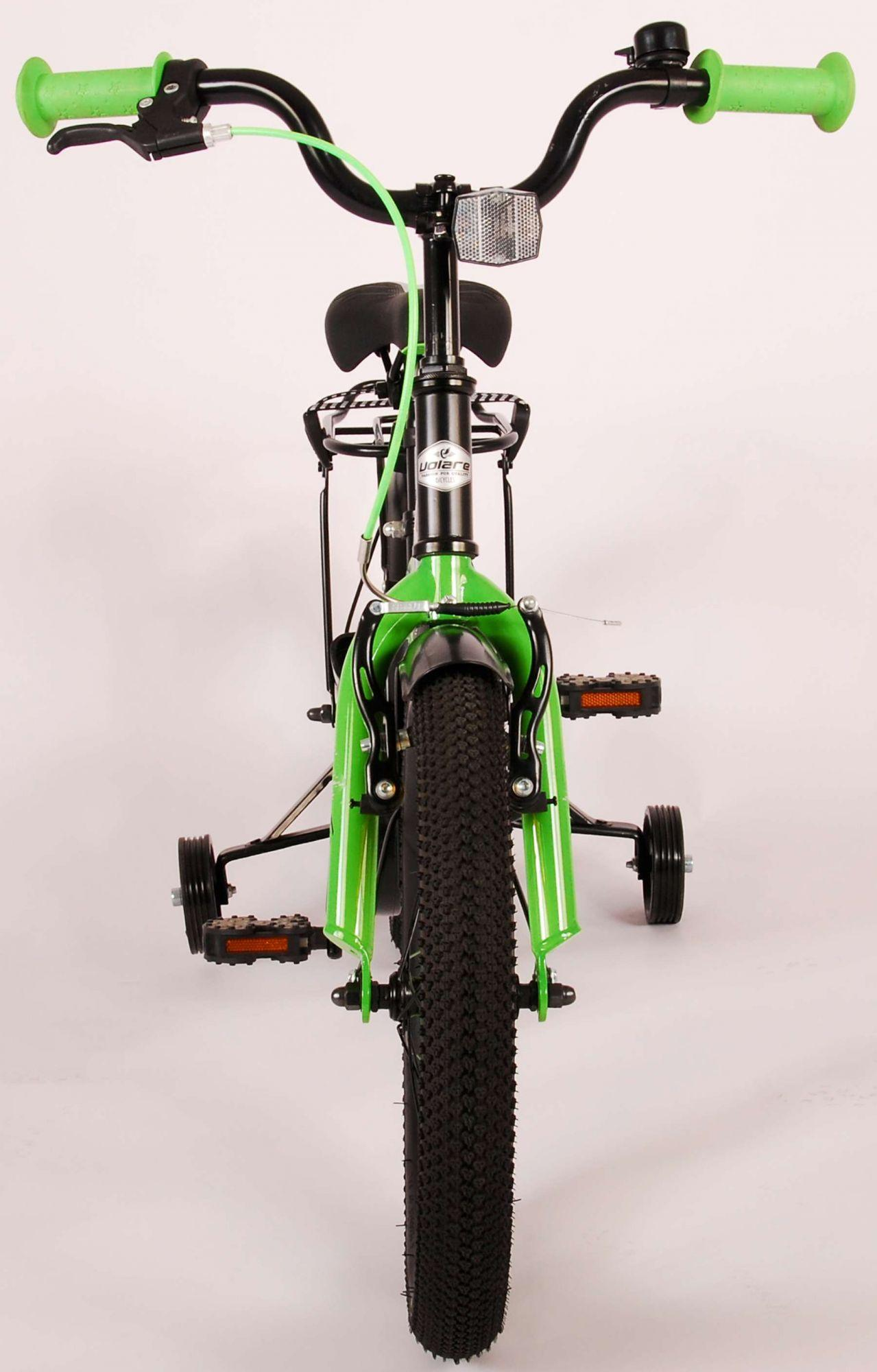 Ein grünes und schwarzes Fahrrad von vorne. Es hat Stützräder und grüne Lenker und Akzente.