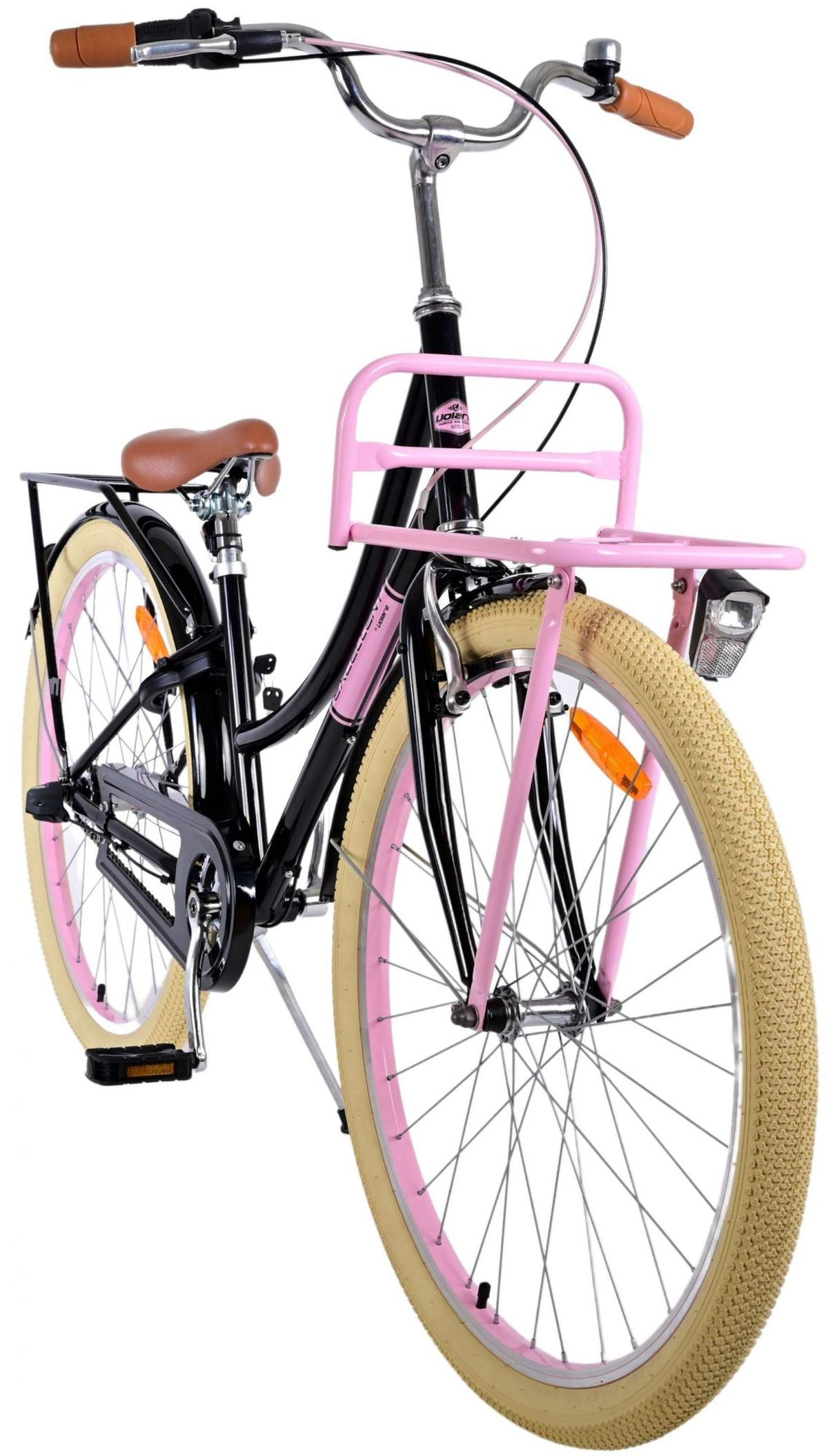 Ein schwarzes Fahrrad mit rosa Akzenten. Rosa Reifen, ein rosa Frontkorb und ein brauner Sattel.