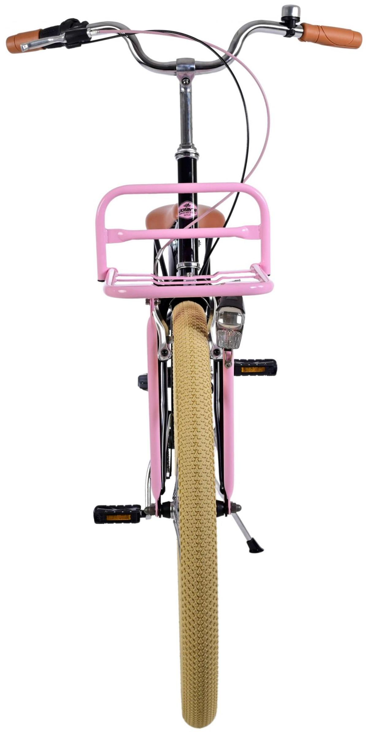 Rosa Fahrrad, Vorderansicht. Beige Reifen, rosa Korb, schwarzer Lenker. Weißer Hintergrund.