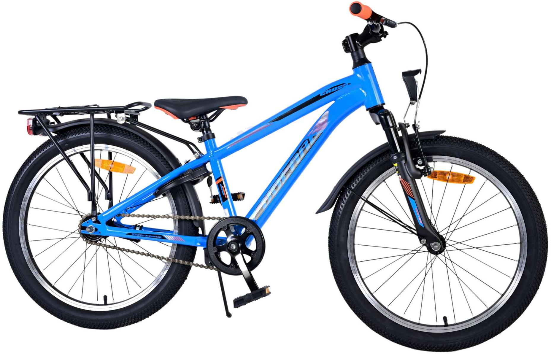 Blaues Fahrrad mit schwarzen Reifen, orangefarbenen Details und einem schwarzen Sitz. Von der Seite betrachtet.