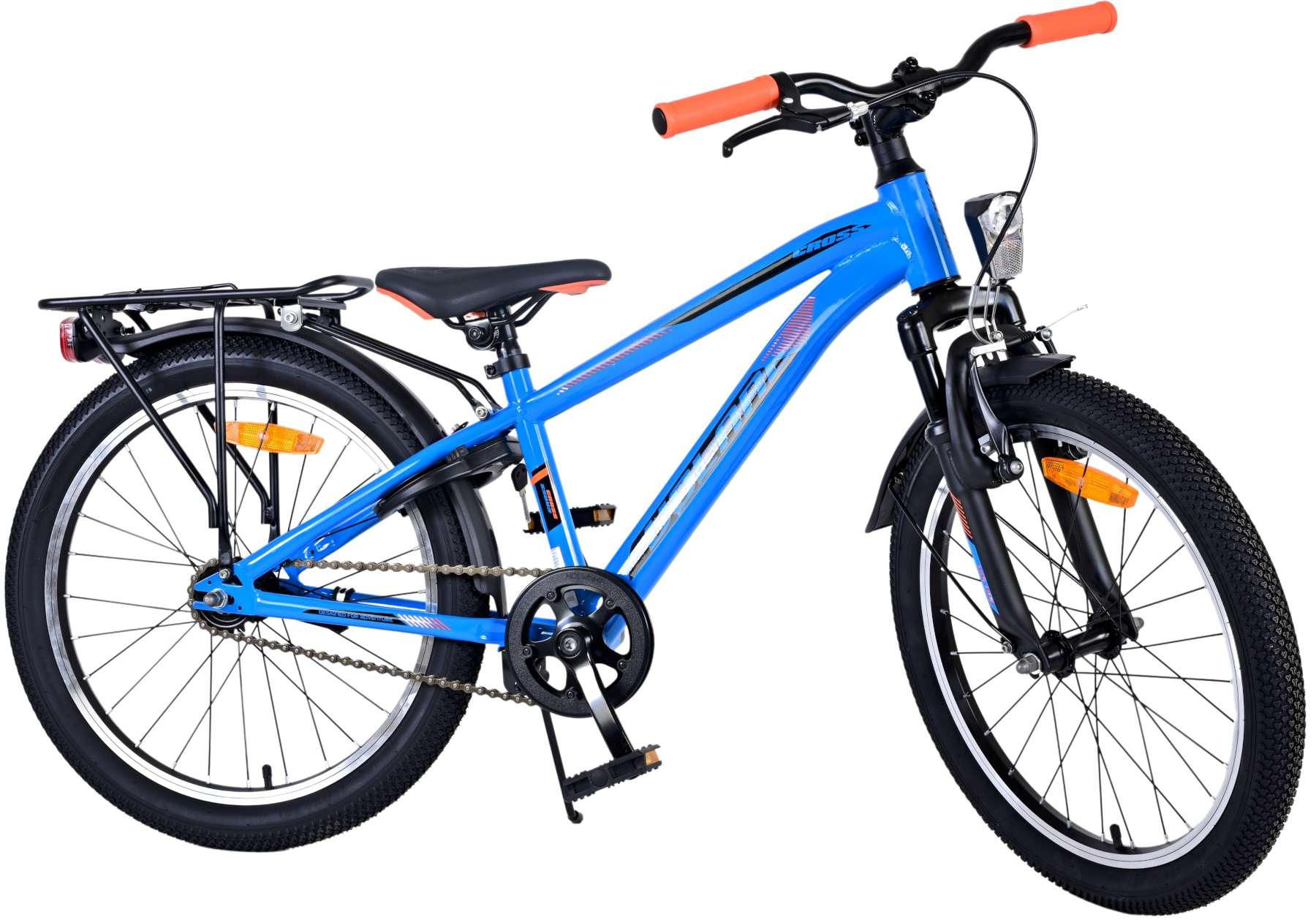 Blaues Fahrrad mit schwarzen Reifen, orangefarbenem Lenker und Reflektoren, auf weißem Hintergrund.