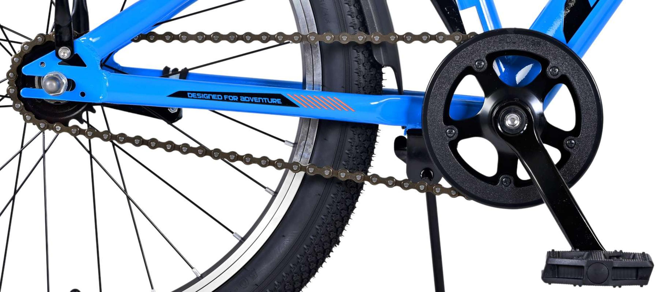 Nahaufnahme von Fahrradkette und Zahnrädern. Blauer Rahmen. Schwarzer Reifen. Schwarz-Grau-Metall. Weißer Hintergrund.