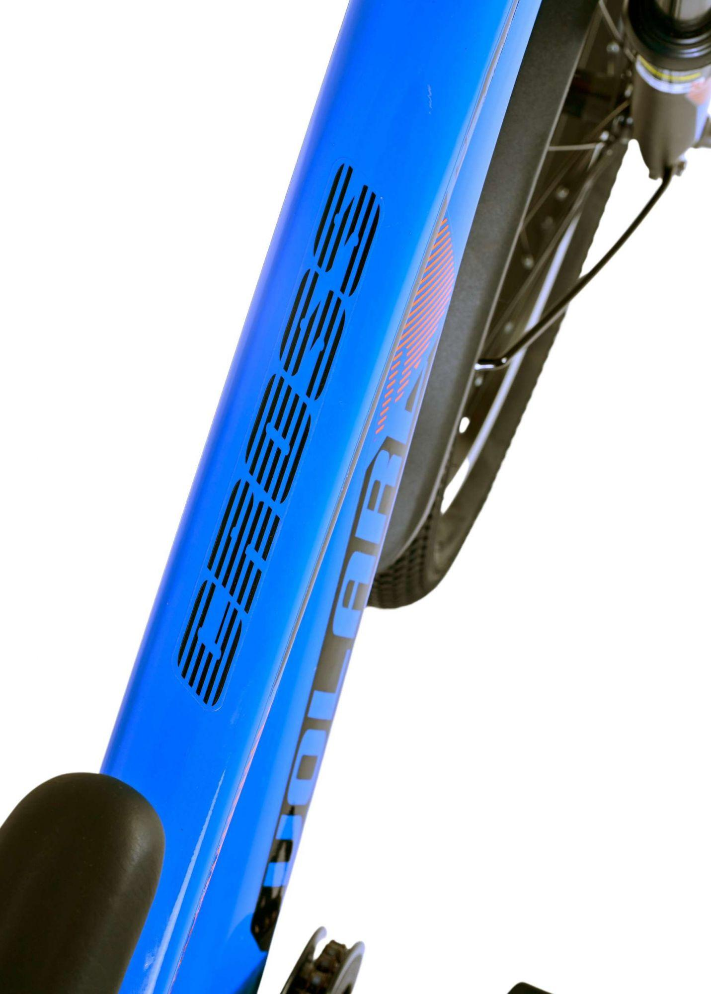 Ein blauer Fahrradrahmen mit Namen und Logo. Weißer Hintergrund.