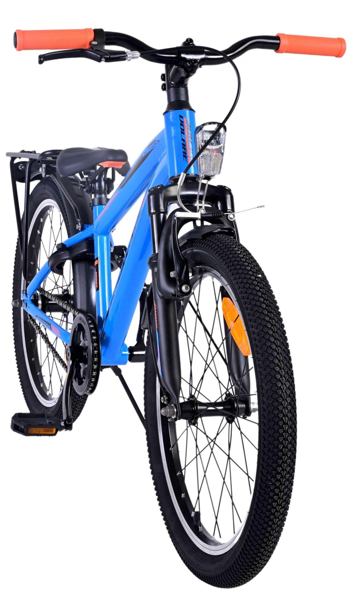 Blaues Fahrrad mit orangefarbenen Griffen und schwarzen Reifen, aus schräger Frontperspektive gesehen.