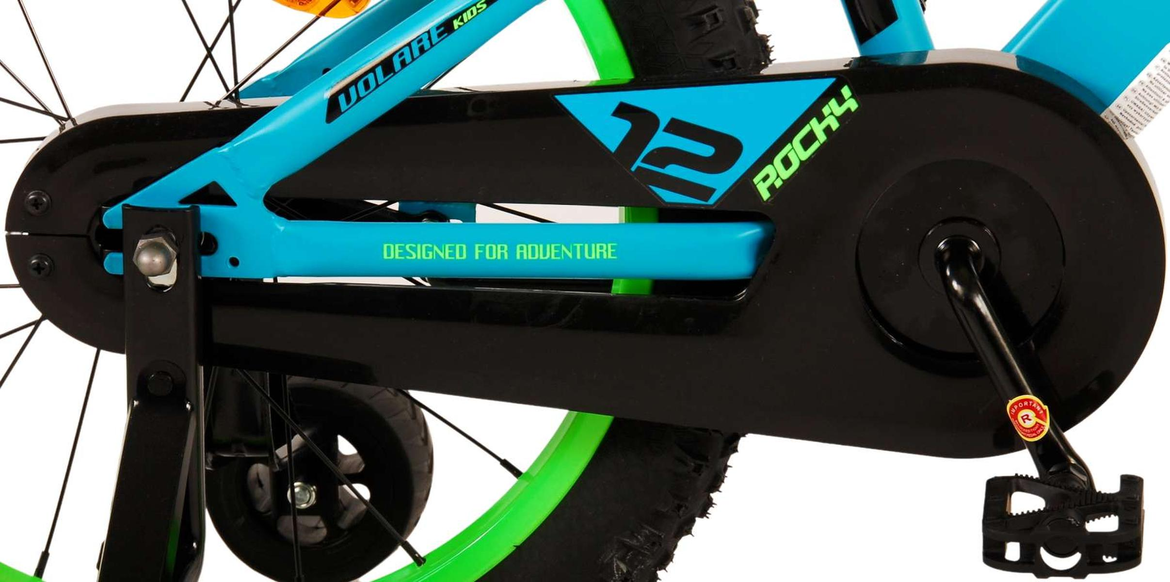 Nahaufnahme eines blauen und grünen Kettenschutzes für ein Kinderfahrrad mit dem Schriftzug 'Designed for Adventure'.