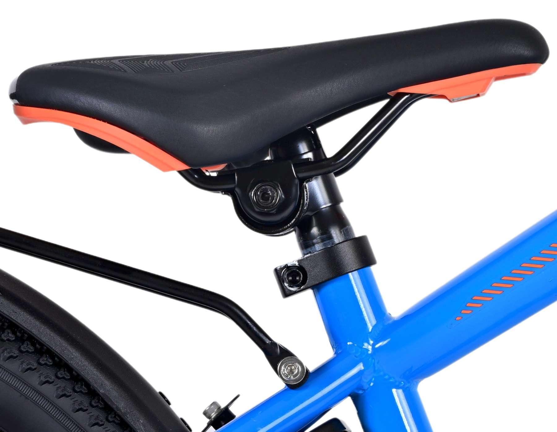 Fahrradsitz, schwarz mit orangefarbenen Akzenten, an einem blauen Fahrradrahmen befestigt.