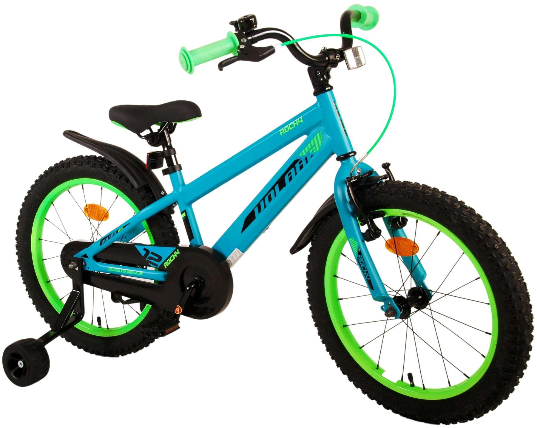 Blaues und grünes Mountainbike mit Stützrädern. Das Fahrrad ist blau mit grünen Akzenten und Reifen.
