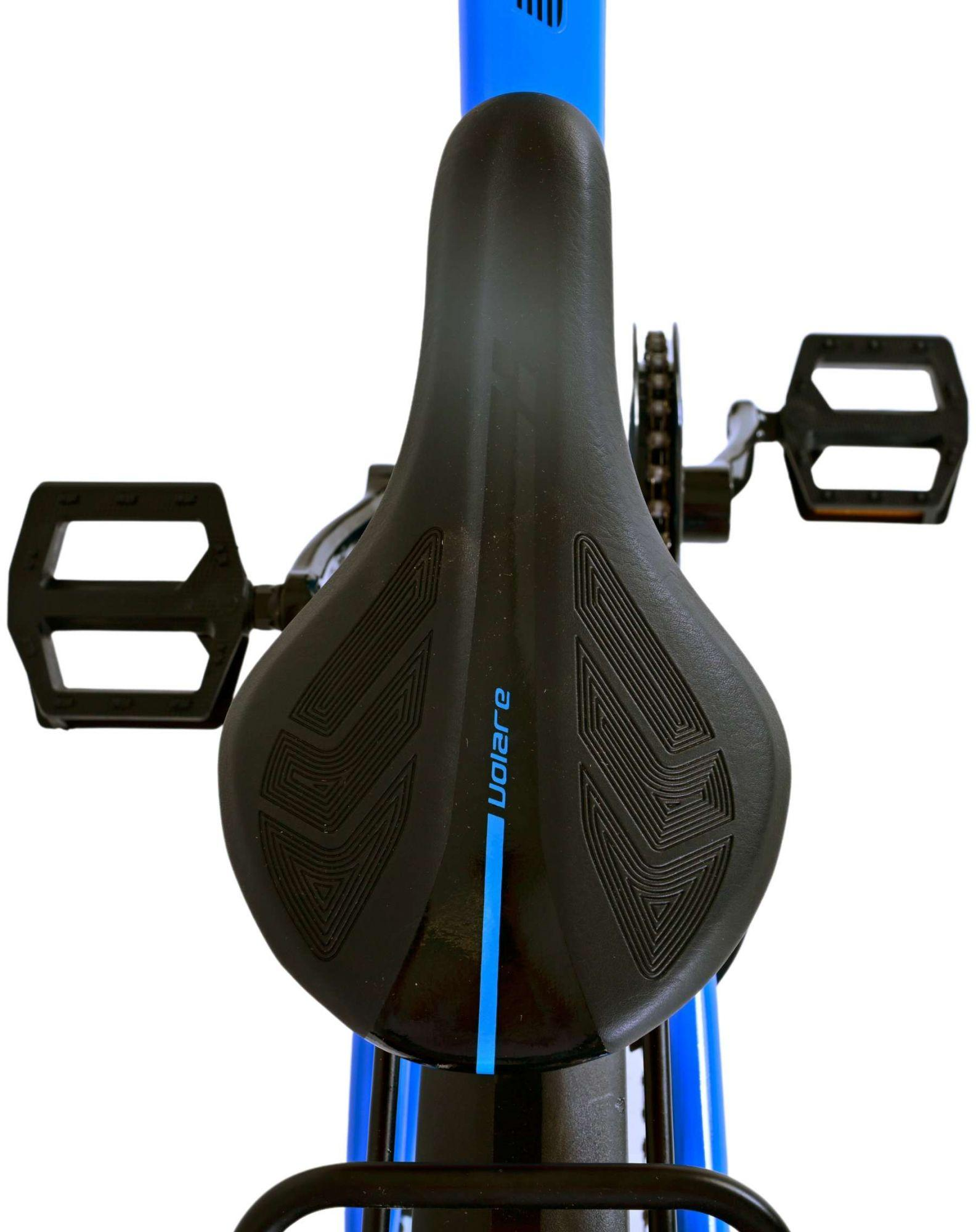 Ansicht eines Fahrradsattels, Pedale und Kette. Der Sattel ist schwarz mit blauen Akzenten, das Fahrrad ist blau.