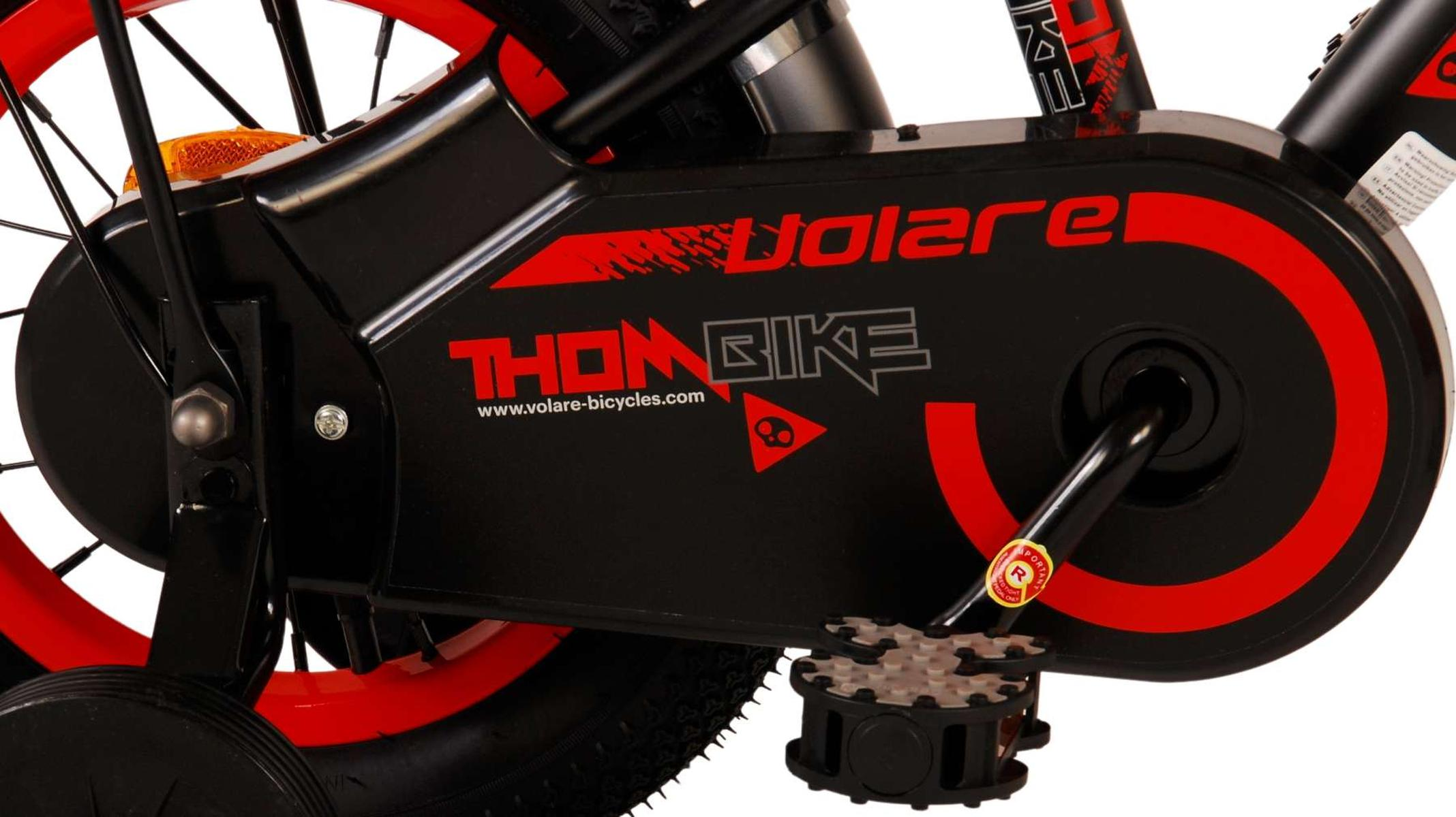 Schwarzer Fahrradkettenschutz mit roten Akzenten, weißem Text und einem schwarzen Pedal.