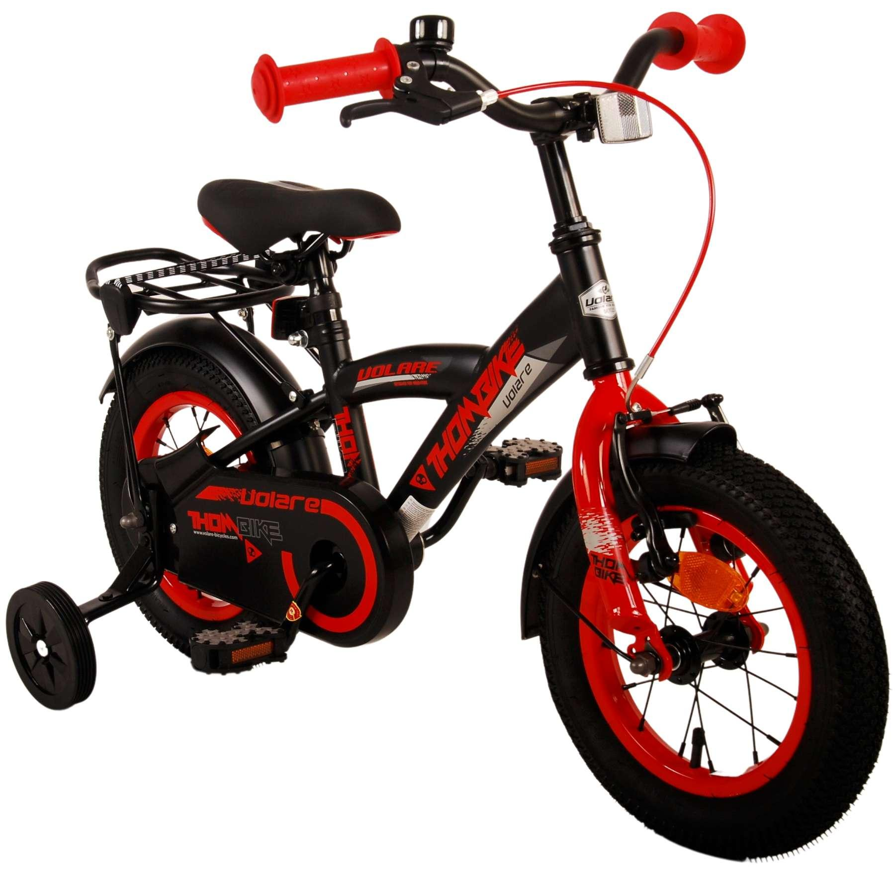 Ein rotes und schwarzes Kinderfahrrad mit Stützrädern. Das Fahrrad hat rote Akzente und die Marke ist Volare.