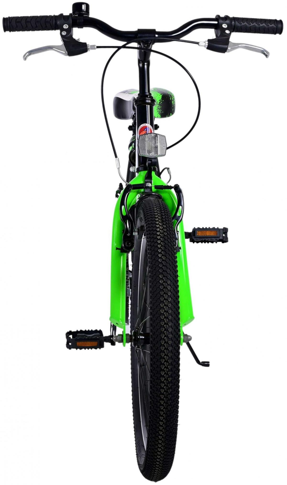 Grünes und schwarzes Fahrrad, Vorderansicht, mit schwarzem Reifen, grünem Rahmen und Scheinwerfer.