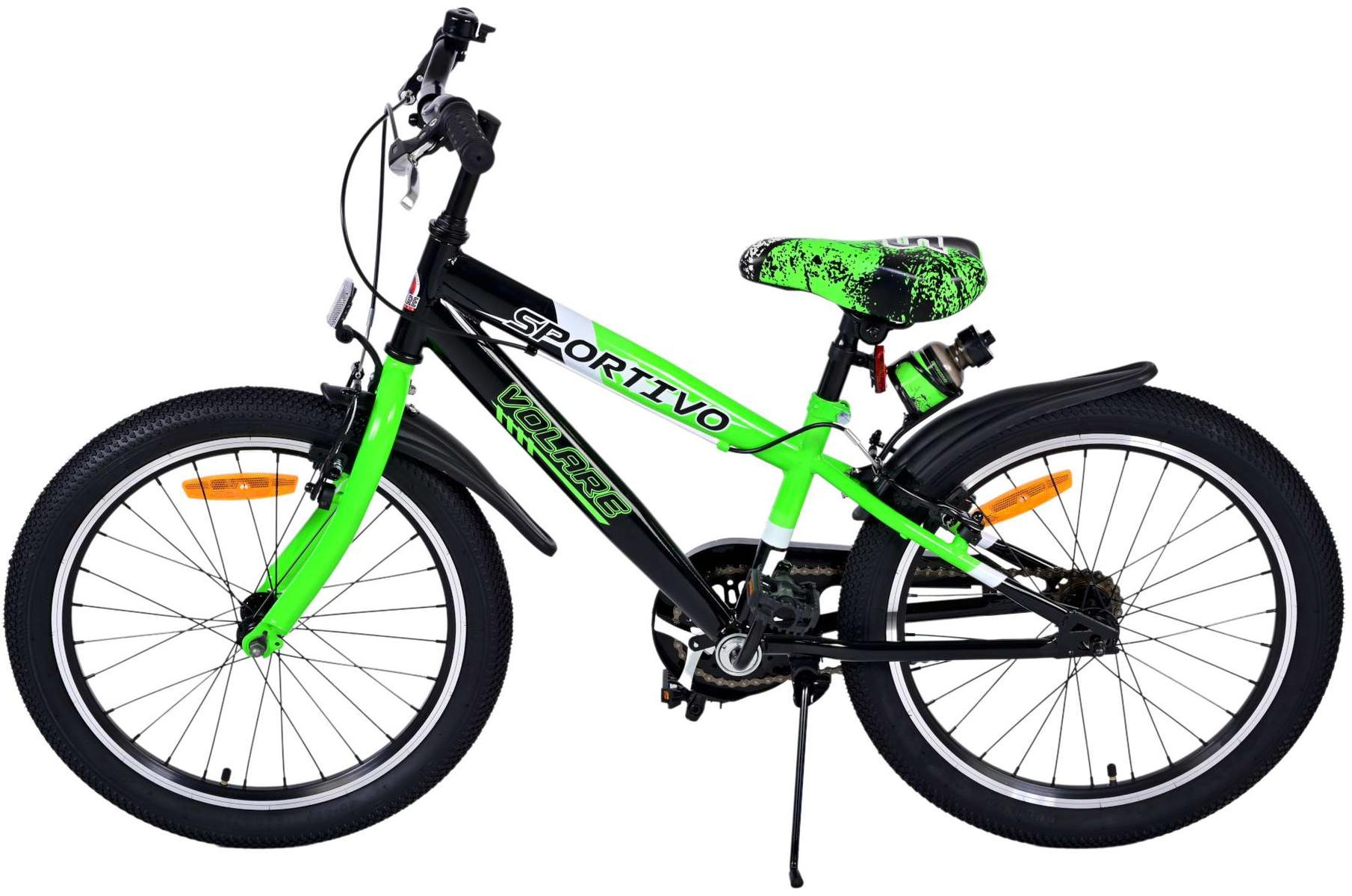 Ein grün-schwarzes Kinderfahrrad mit grünem Sitz auf weißem Hintergrund.