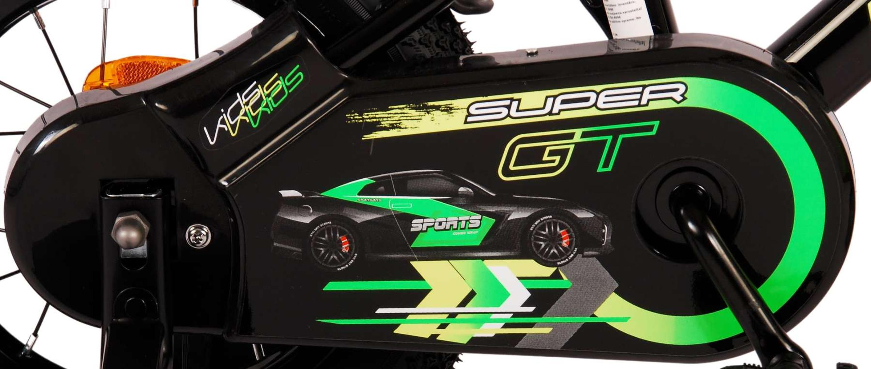 Nahaufnahme des Kettenschutzes eines Fahrrads. Schwarz mit grünen Akzenten. Auto-Grafik und Text 'Super GT'.