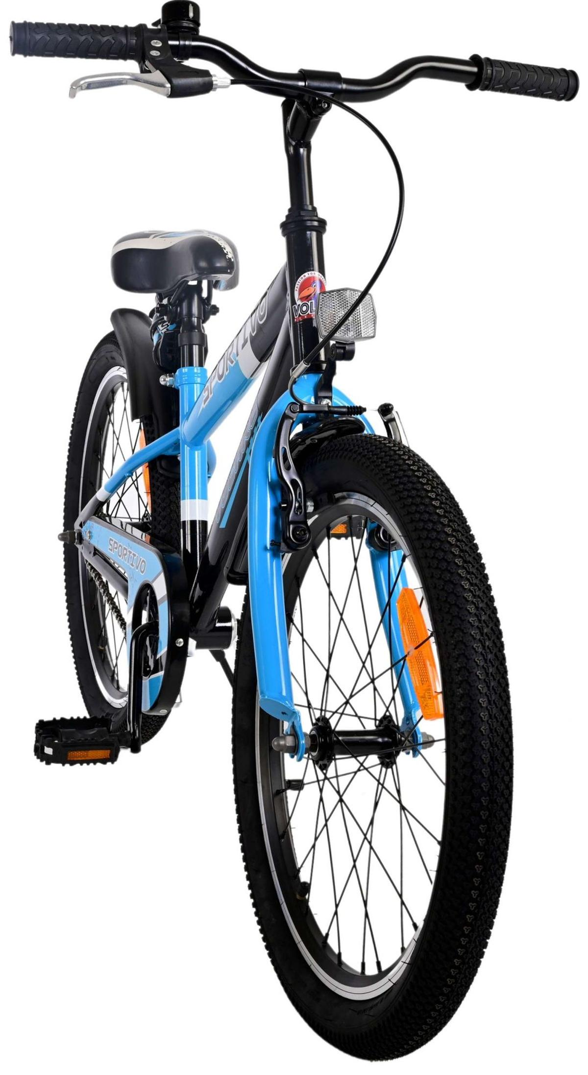 Blaues und schwarzes Fahrrad, Vorderansicht, mit schwarzen Reifen. Das Fahrrad steht vor weißem Hintergrund.