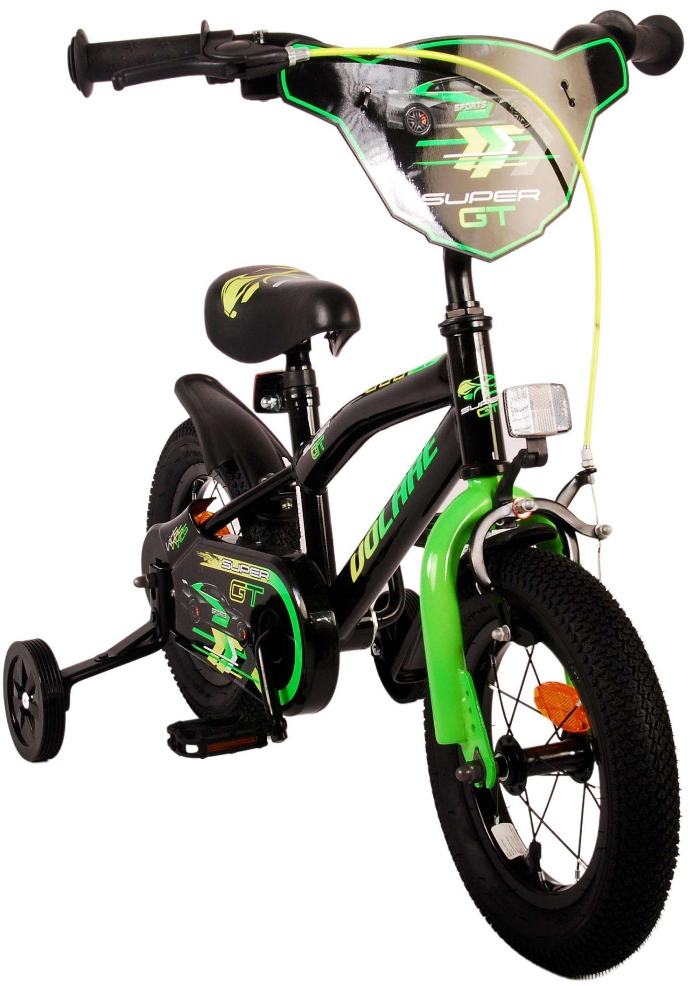 Ein grün-schwarzes Kinderfahrrad mit Stützrädern. Frontansicht, weißer Hintergrund.