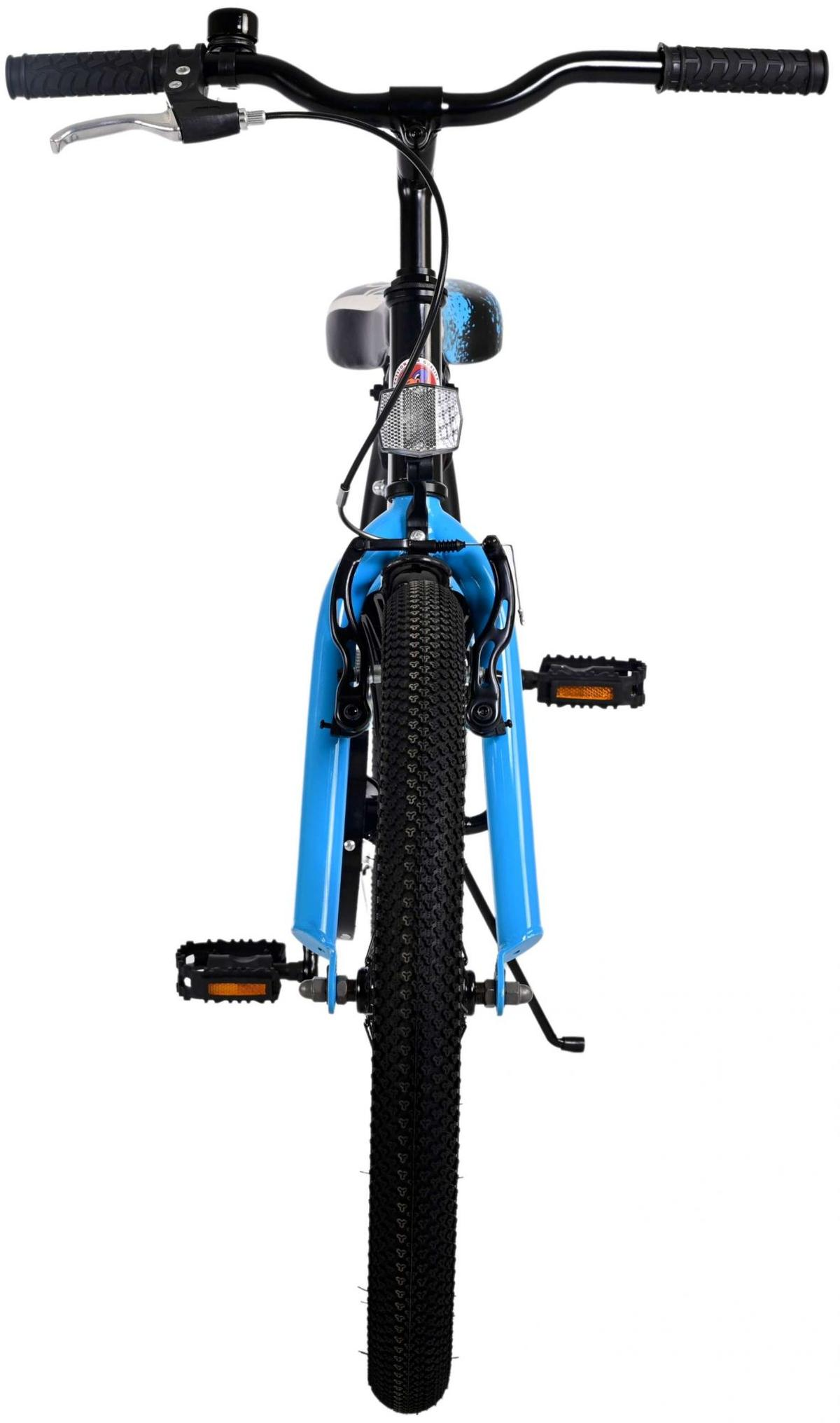 Ein blaues Fahrrad, von vorne gesehen, vor weißem Hintergrund.