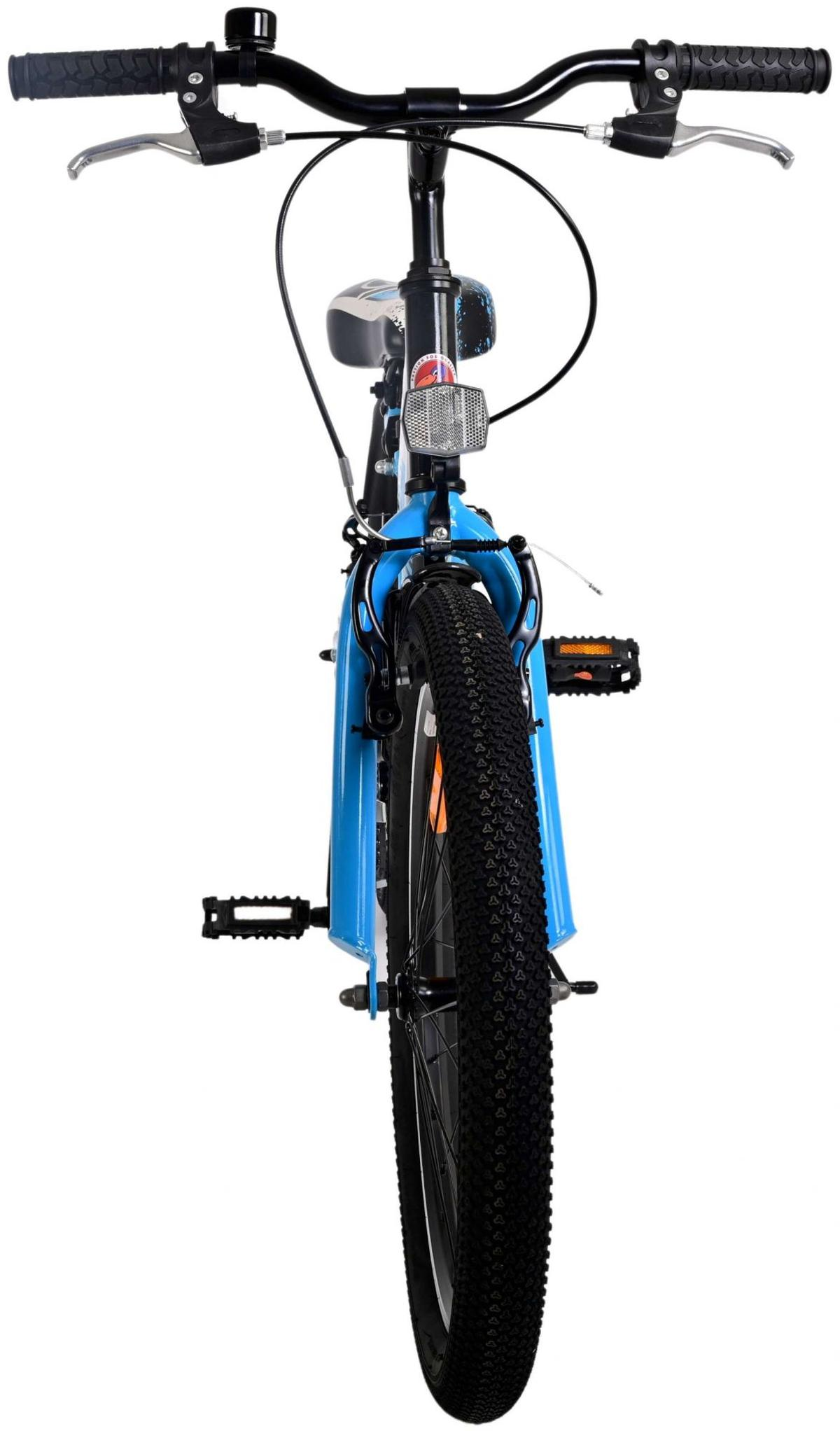Vorderansicht eines blauen Fahrrads mit schwarzen Reifen und Schutzblechen.
