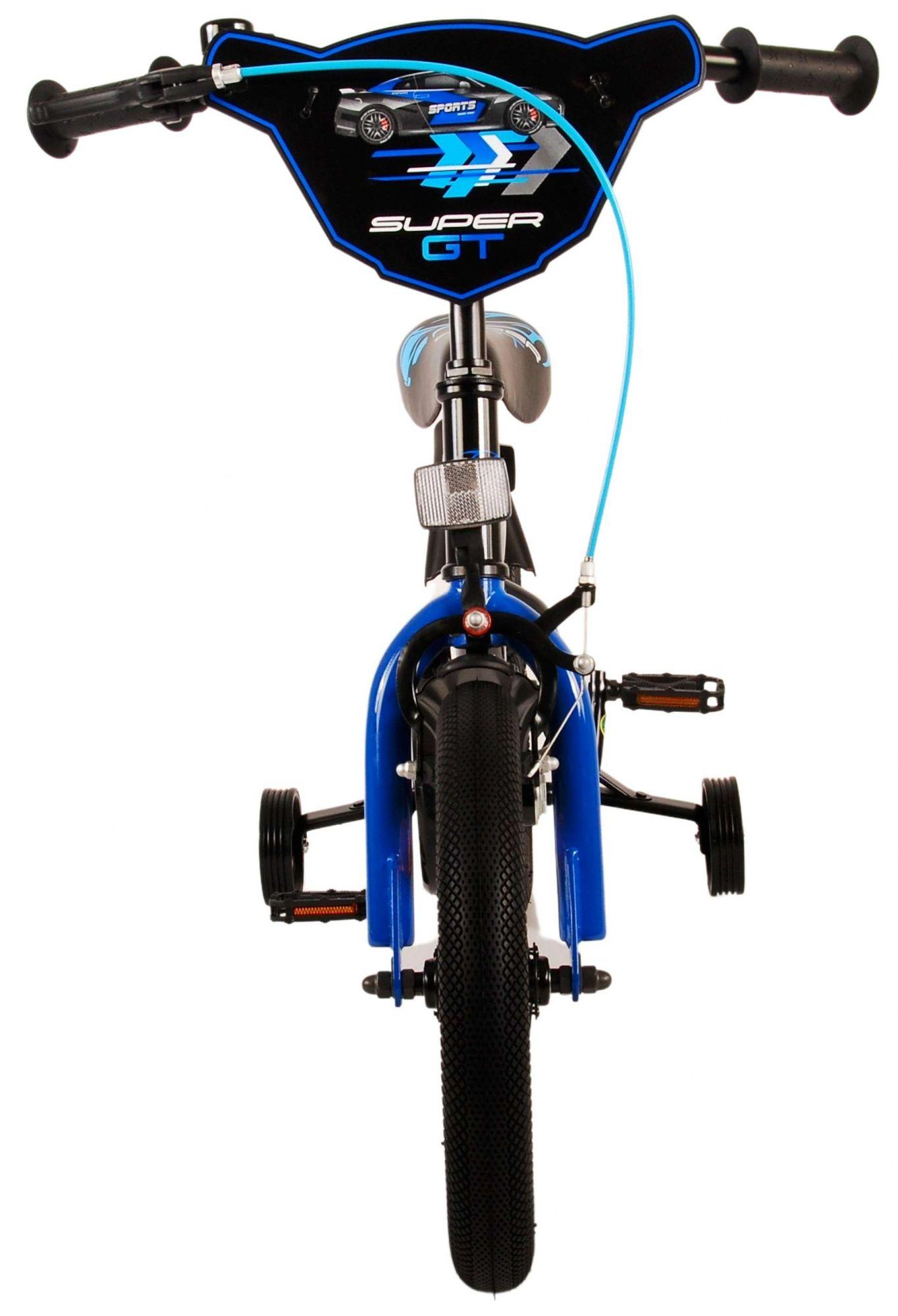 Ein blaues und schwarzes Fahrrad mit Stützrädern, von vorne gesehen. Der Lenker hat einen blauen Schild.