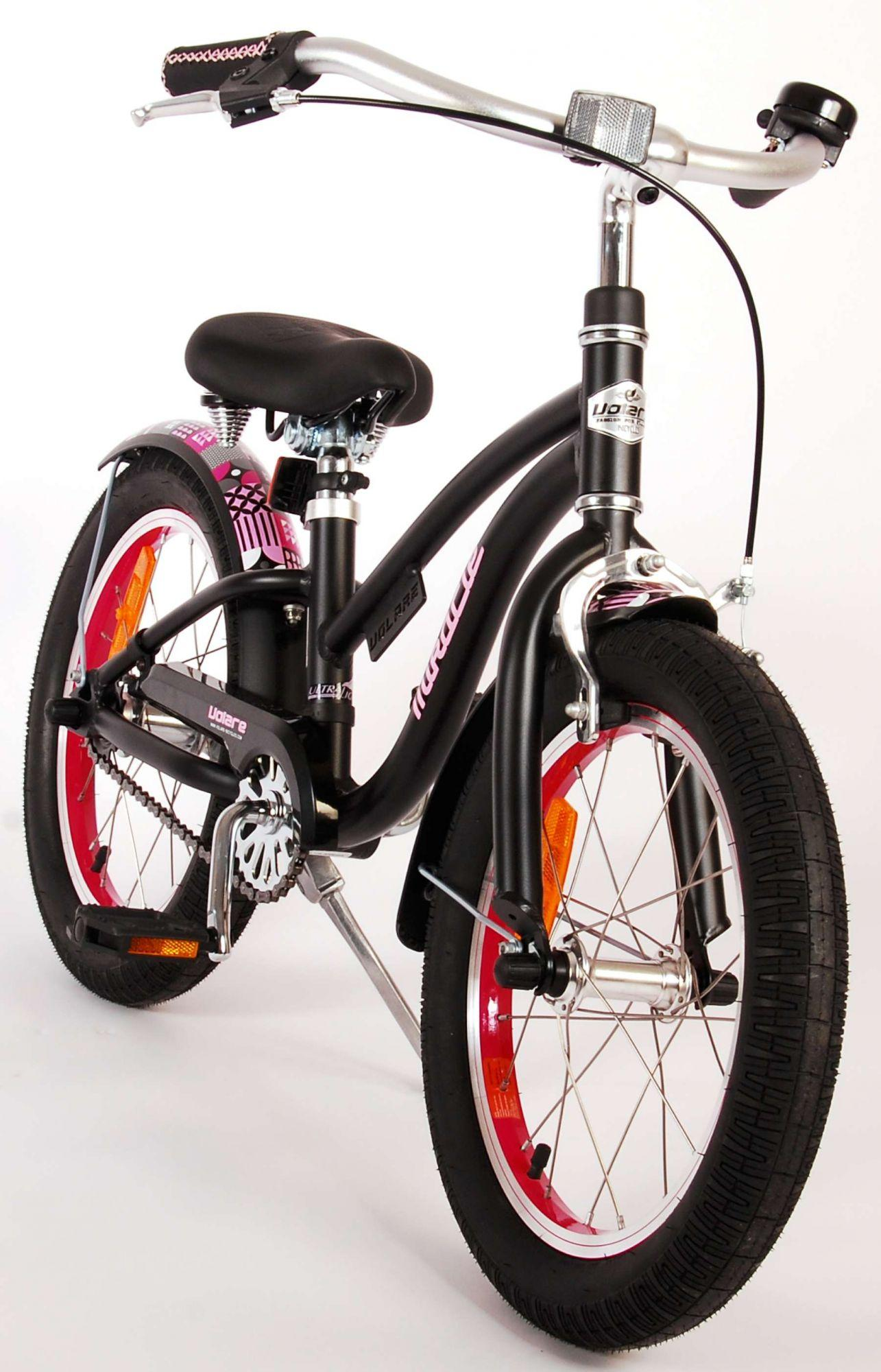 Schwarzes Fahrrad mit rosa und roten Akzenten, schwarzen Reifen und einem schwarzen Sitz. Weißer Hintergrund.