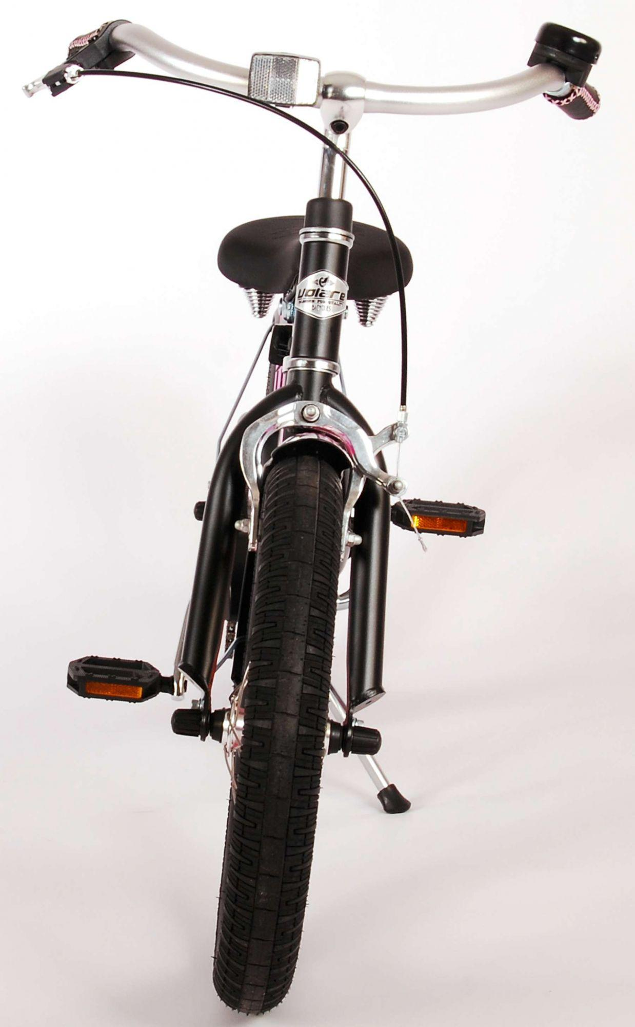 Vorderansicht eines schwarzen Fahrrads mit Pedalen, Klingel und gebogenem Lenker.