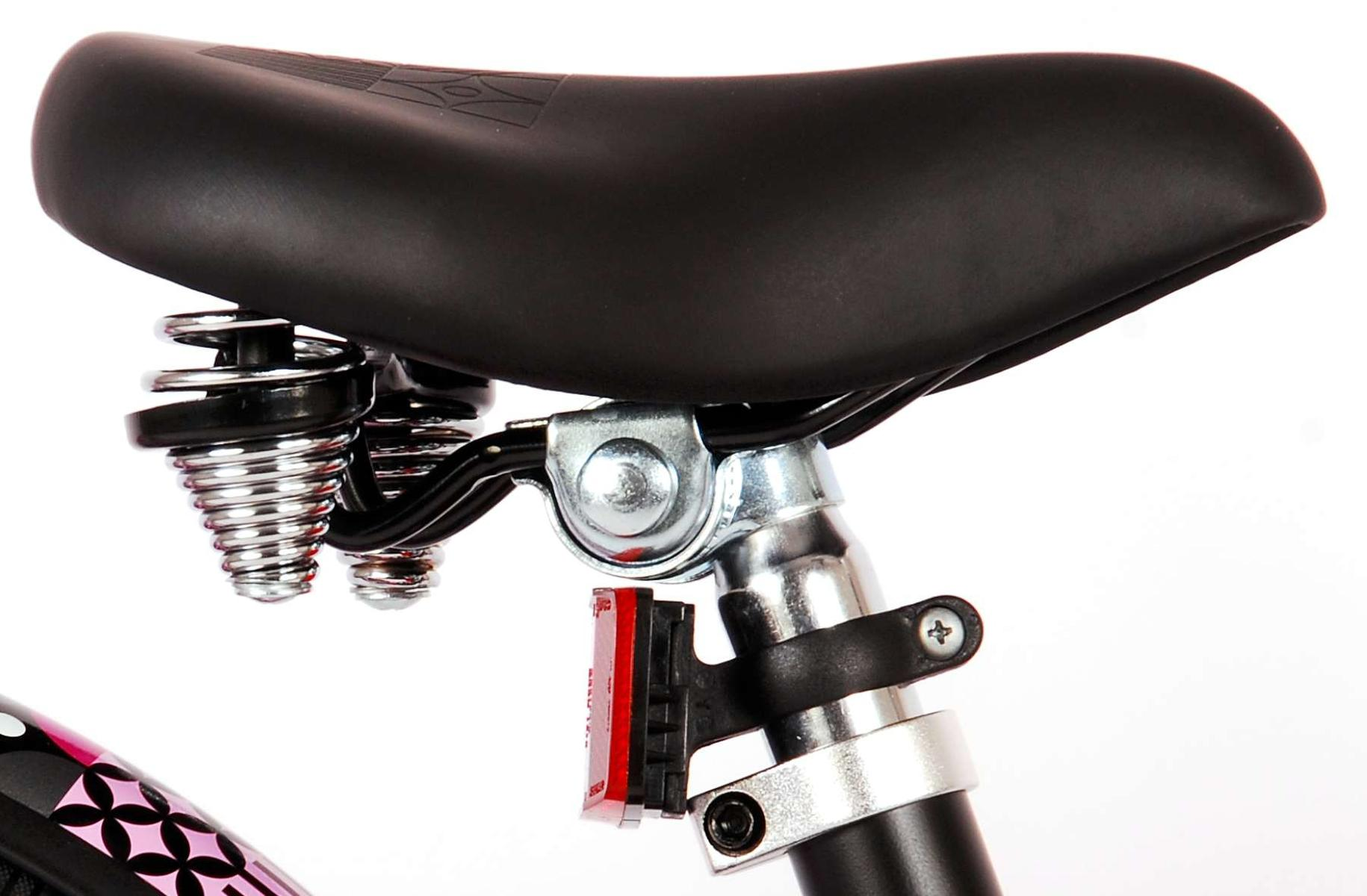 Fahrradsattel, schwarz mit Federn und rotem Reflektor auf weißem Hintergrund.