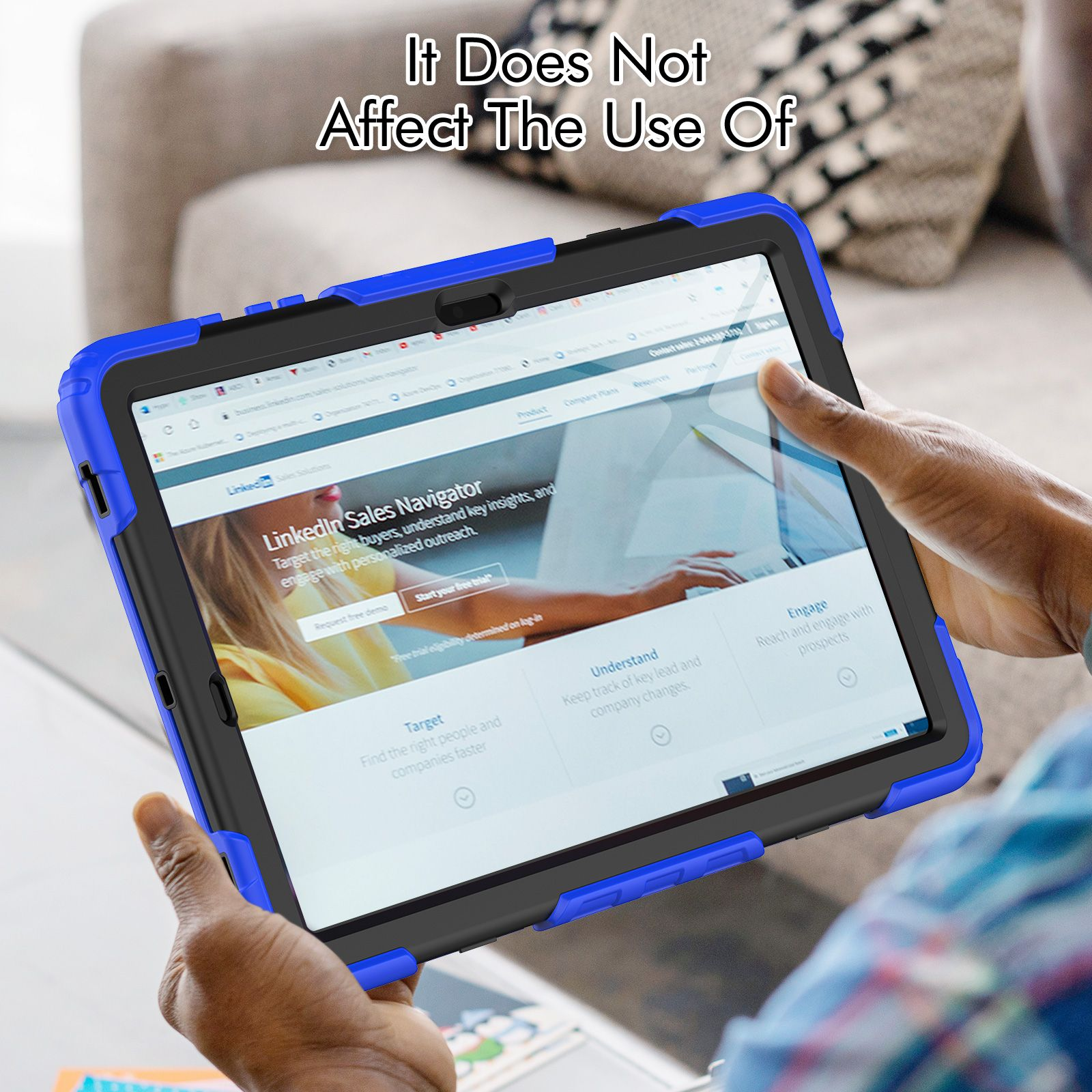 Person hält ein Tablet mit blauem Rand, das eine Website mit Text über LinkedIn zeigt.