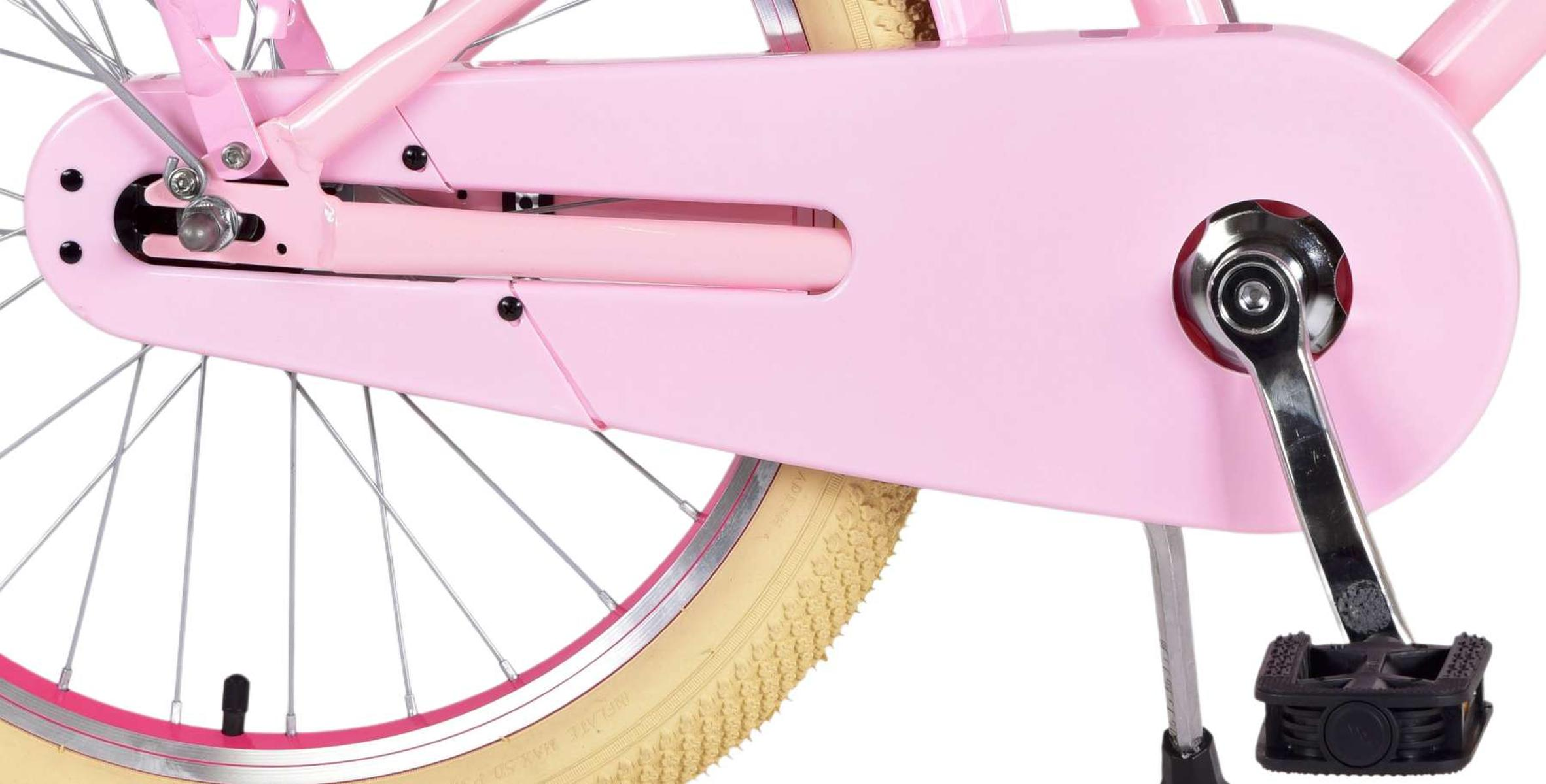 Rosa Fahrrad, zeigt Kettenschutz und Pedal.