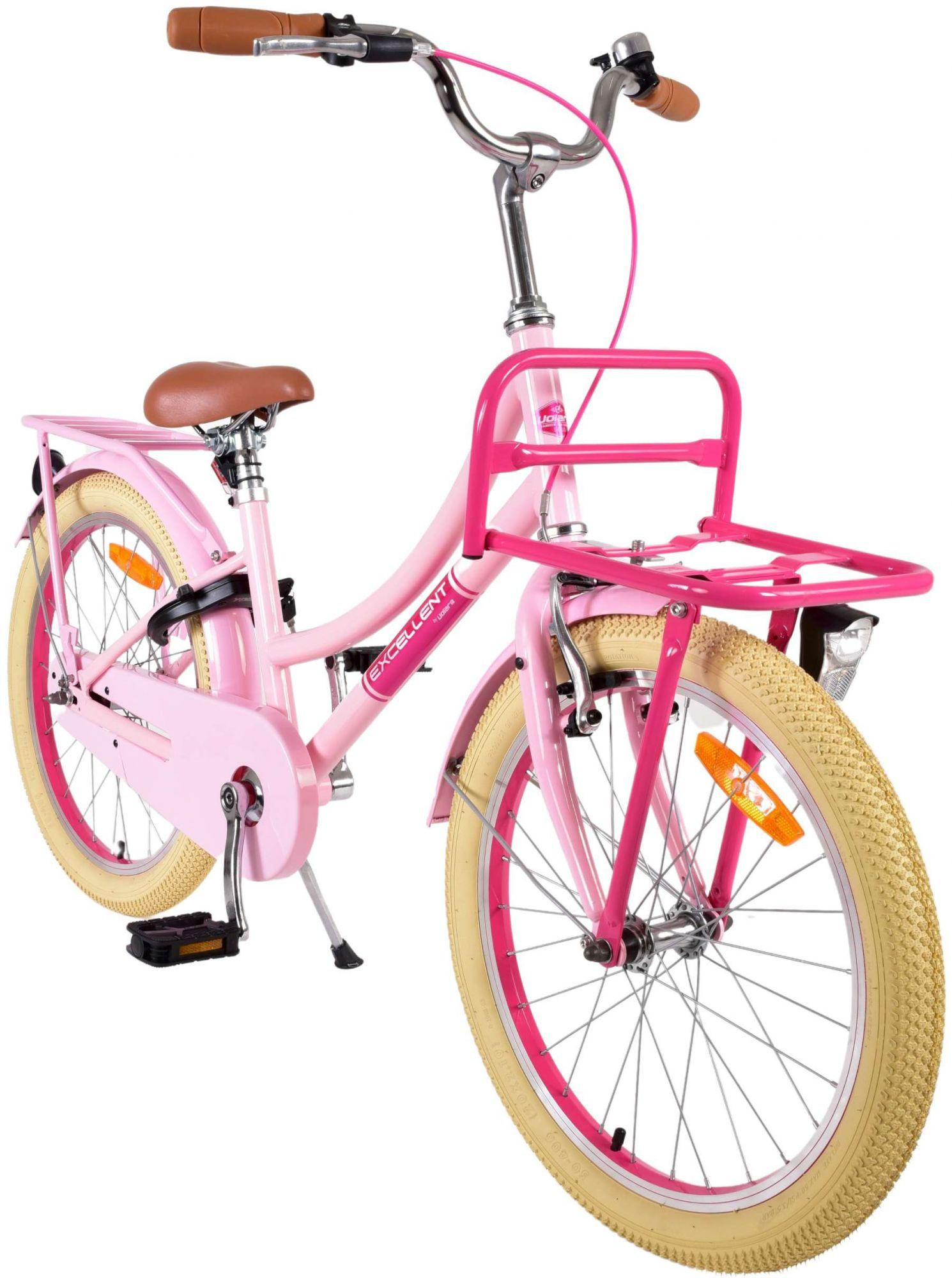 Rosa Fahrrad mit Korb. Brauner Sitz und Lenkergriffe. Beige Reifen und rosa Rahmen.