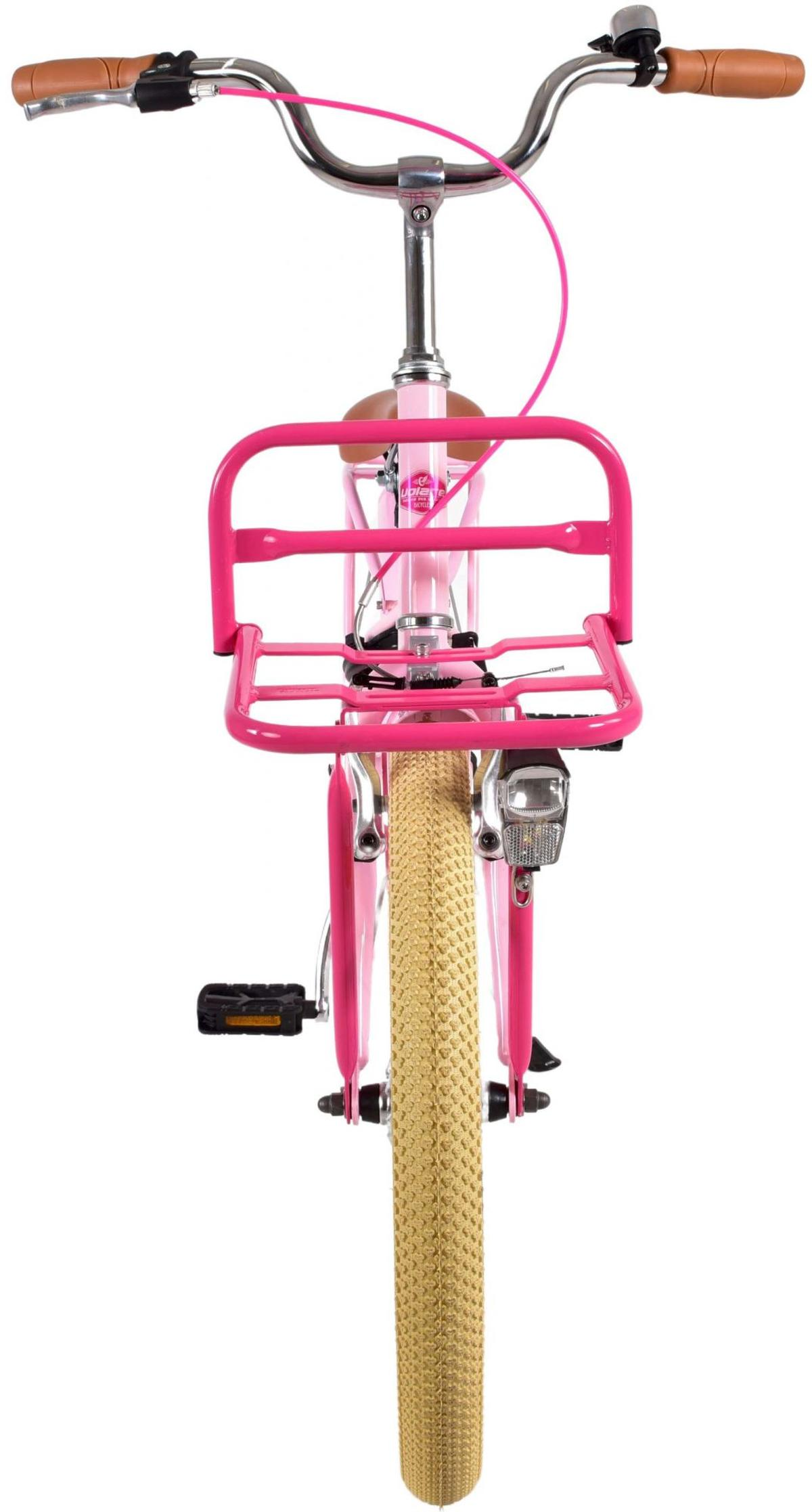 Rosa Fahrrad, Vorderansicht, mit Korb und hellbraunen Reifen, Lenker mit braunen Griffen, weißer Hintergrund.